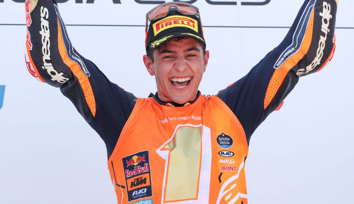 José Antonio Rueda celebra su título mundial de Moto3 2025