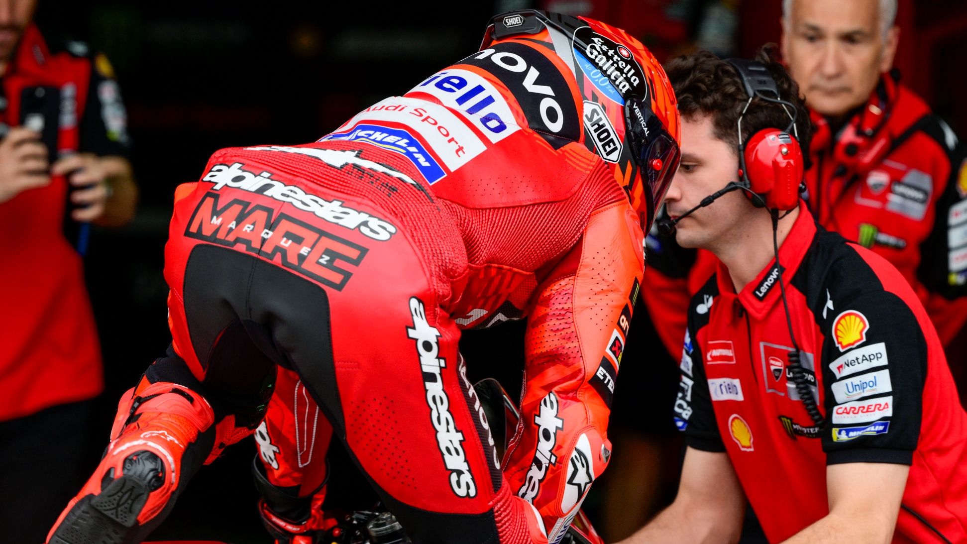 Marc Márquez ensayando el cambio de moto