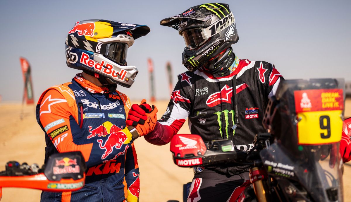 Ricky Brabec felicita deportivamente a Luciano Benavides tras el final del Dakar 2026