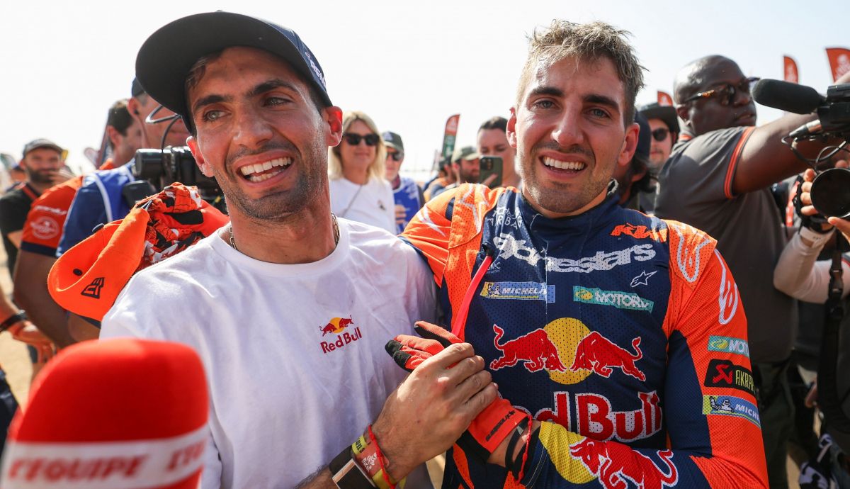 Kevin Benavides congratula a su hermano Luciano Benavides tras ganar el Dakar 2026