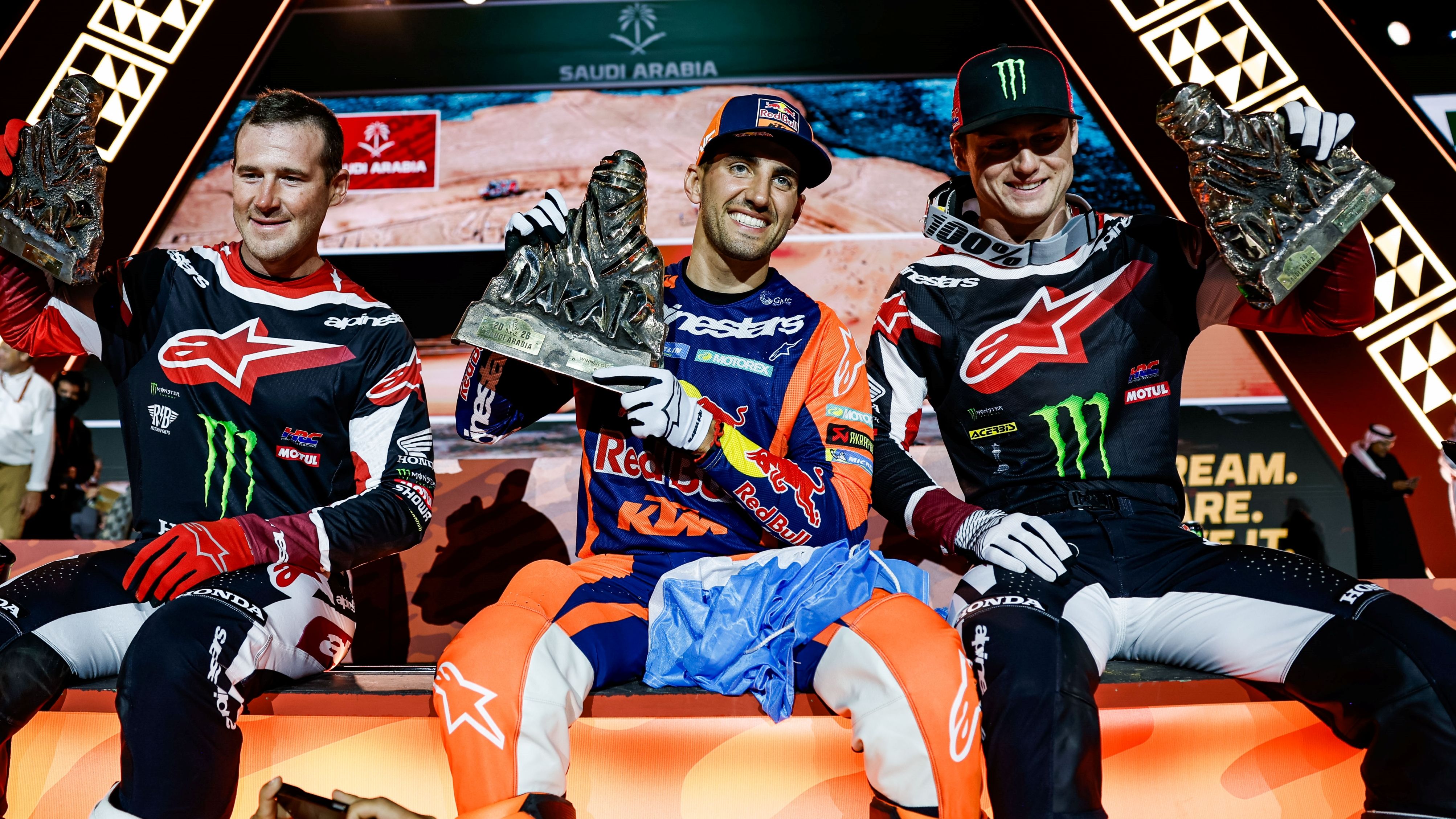 Luciano Benavides dio el Dakar 2026 a KTM ante las Honda de Ricky Brabec y Tosha Schareina