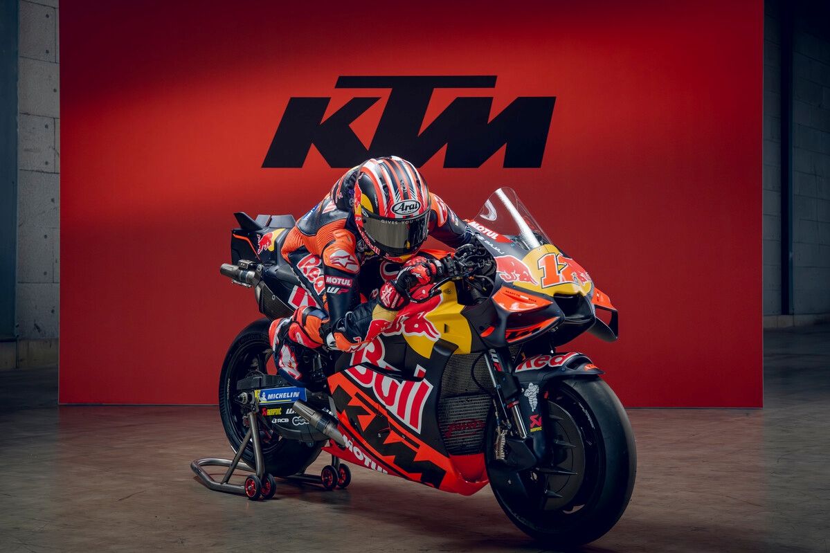KTM RC16 Red Bull Tech3 MotoGP 2026 Enea Bastianini Maverick Viñales 39