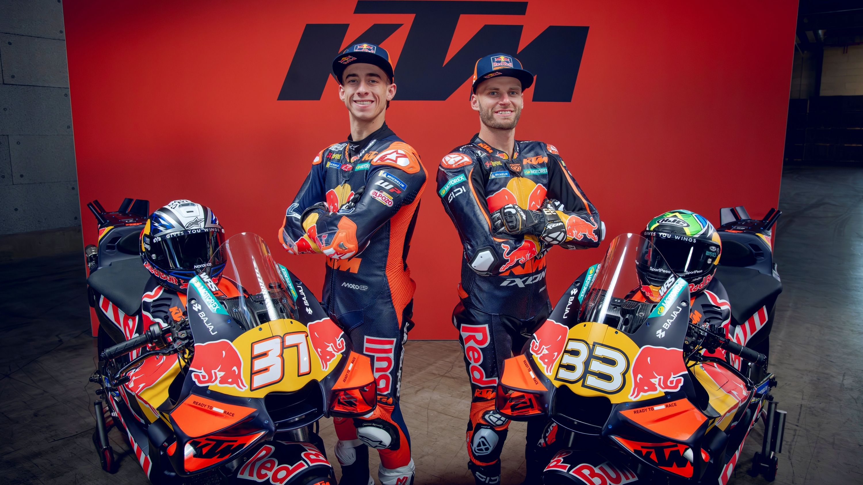 Pedro Acosta y Brad Binder junto a las KTM RC16 del Red Bull Factory para MotoGP 2026