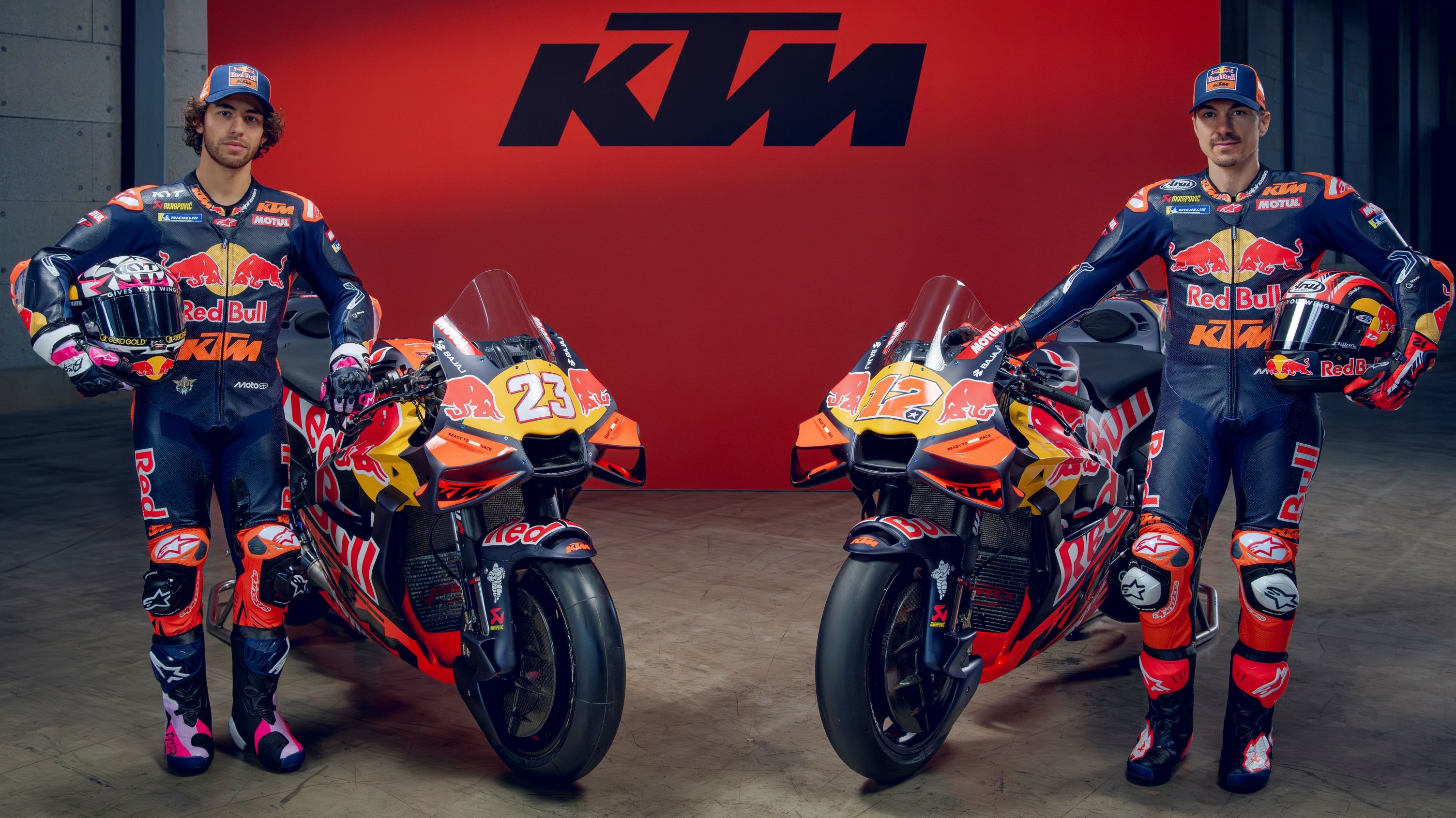 Enea Bastianini y Maverick Viñales junto a las KTM RC16 del Tech3 Racing para MotoGP 2026