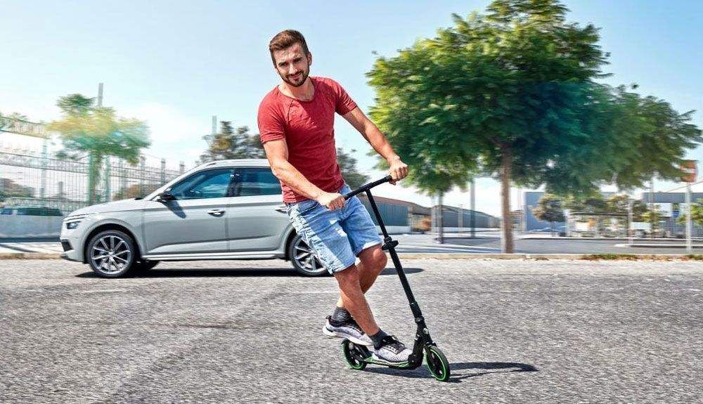 el casco sera obligatorio para moverse con patinete electrico 1 1000x575