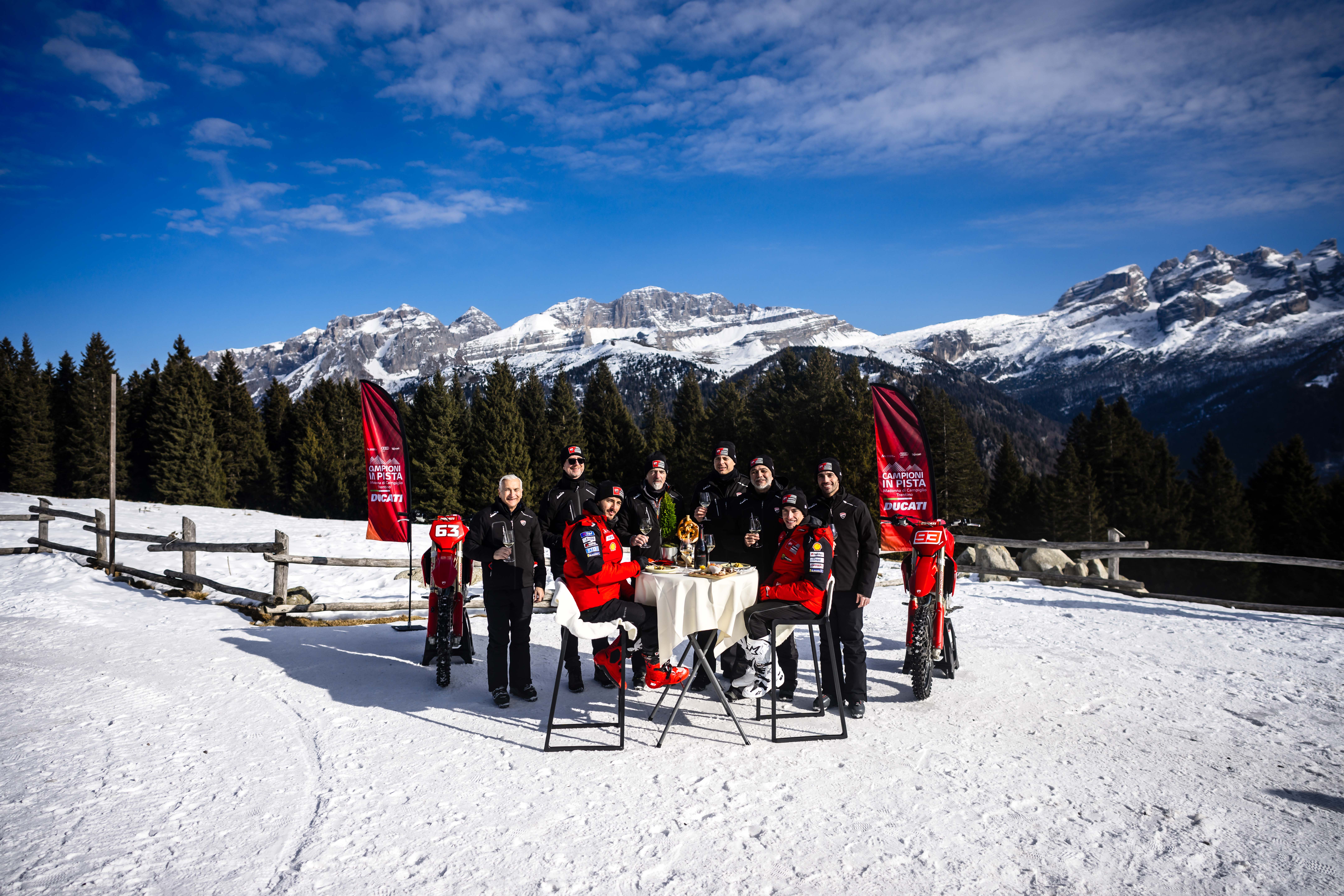 Fotos Márquez & Bagnania en motos de cross Ducati 450 Desmo MX sobre nieve. Ducati in Pista MotoGP. 