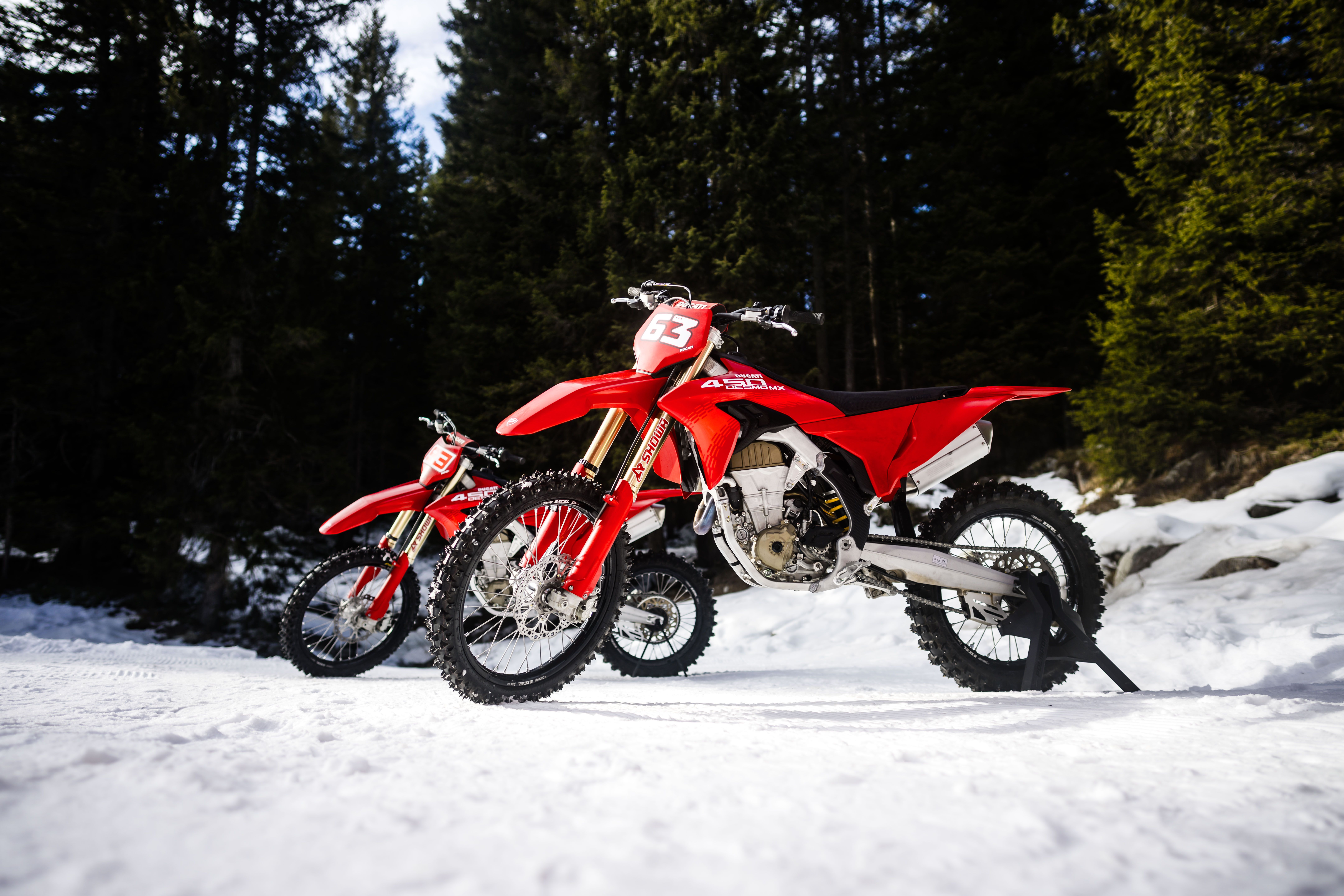 Fotos Márquez & Bagnania en motos de cross Ducati 450 Desmo MX sobre nieve. Ducati in Pista MotoGP. 