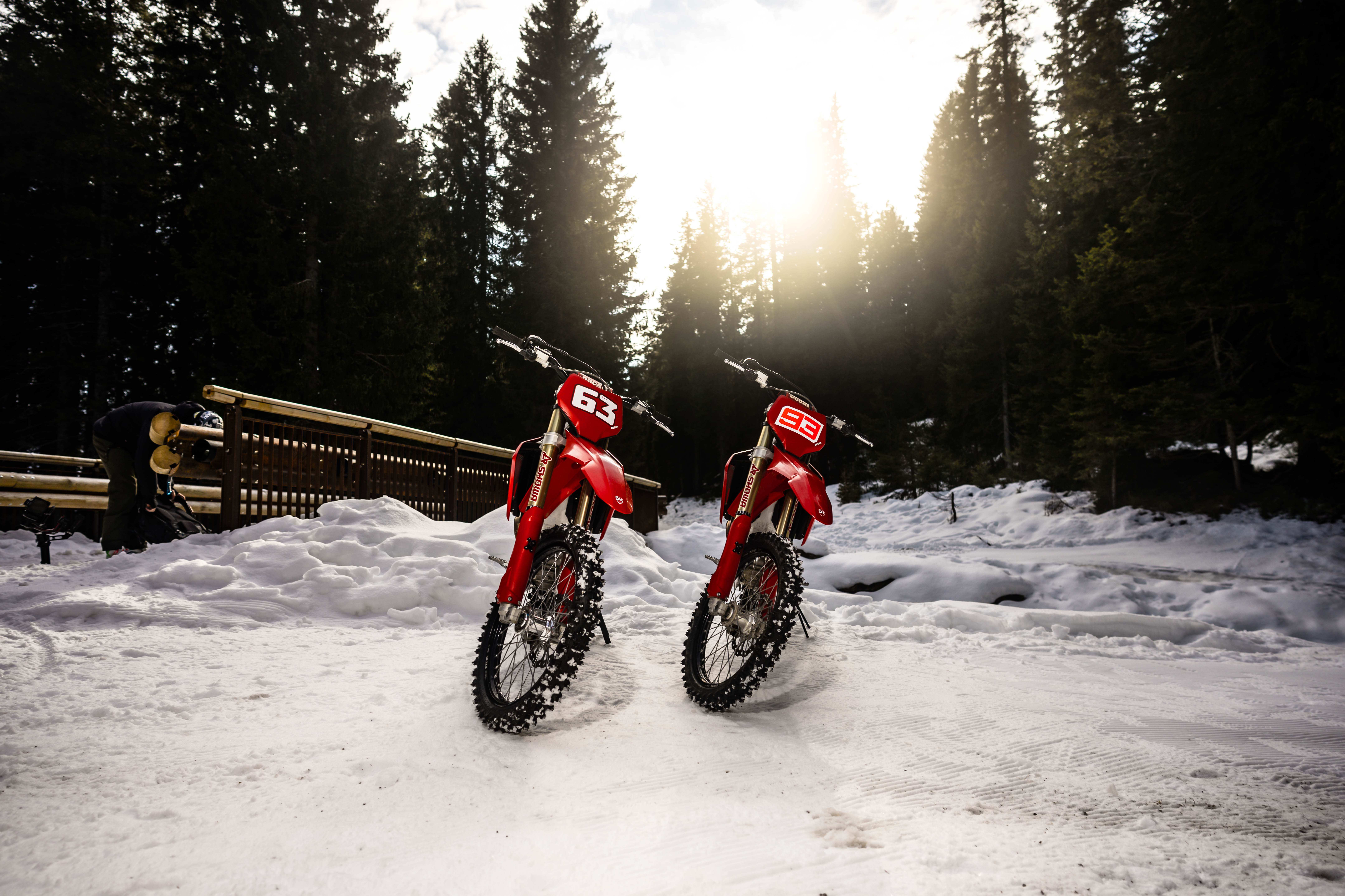 Fotos Márquez & Bagnania en motos de cross Ducati 450 Desmo MX sobre nieve. Ducati in Pista MotoGP. 