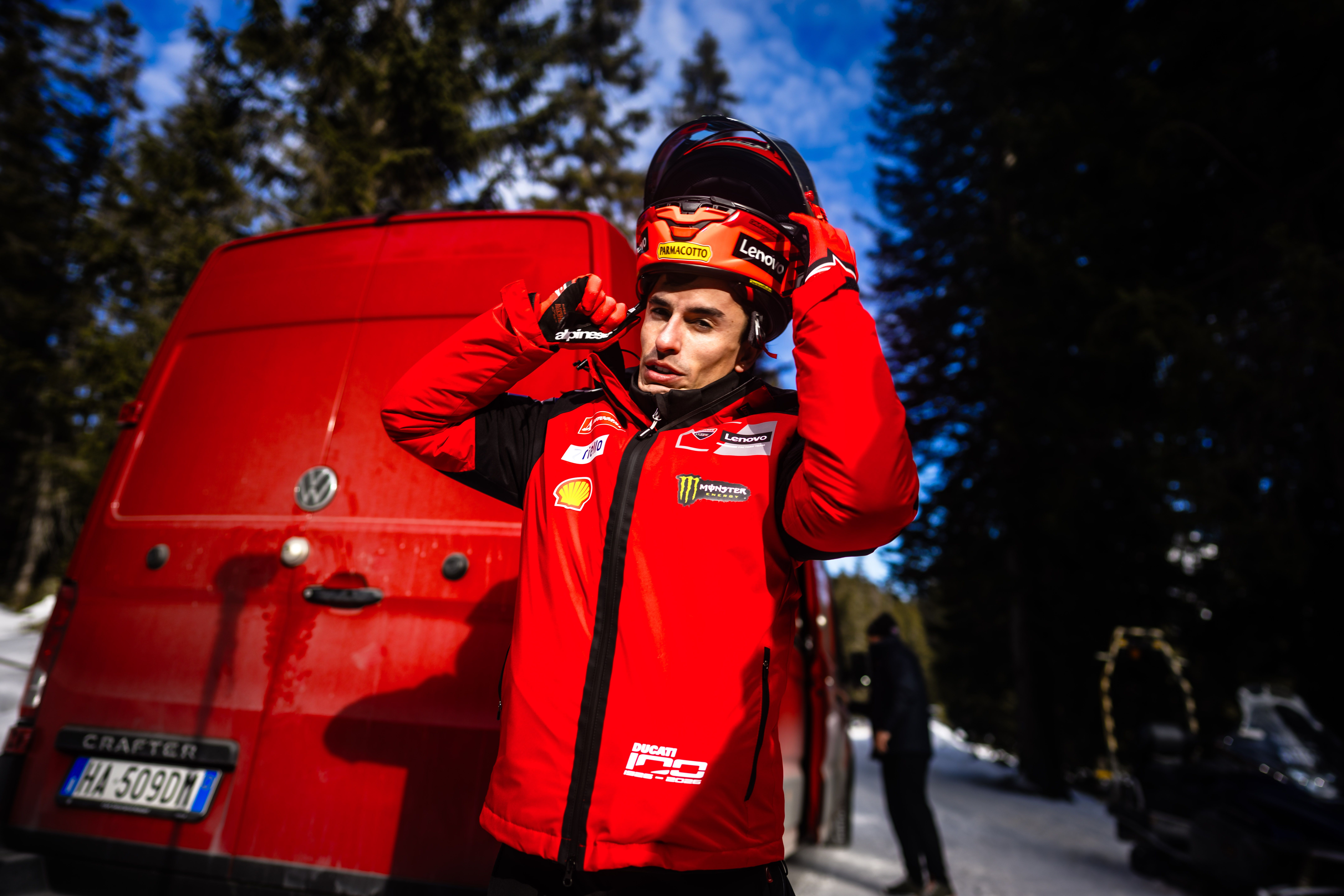 Fotos Márquez & Bagnania en motos de cross Ducati 450 Desmo MX sobre nieve. Ducati in Pista MotoGP. 