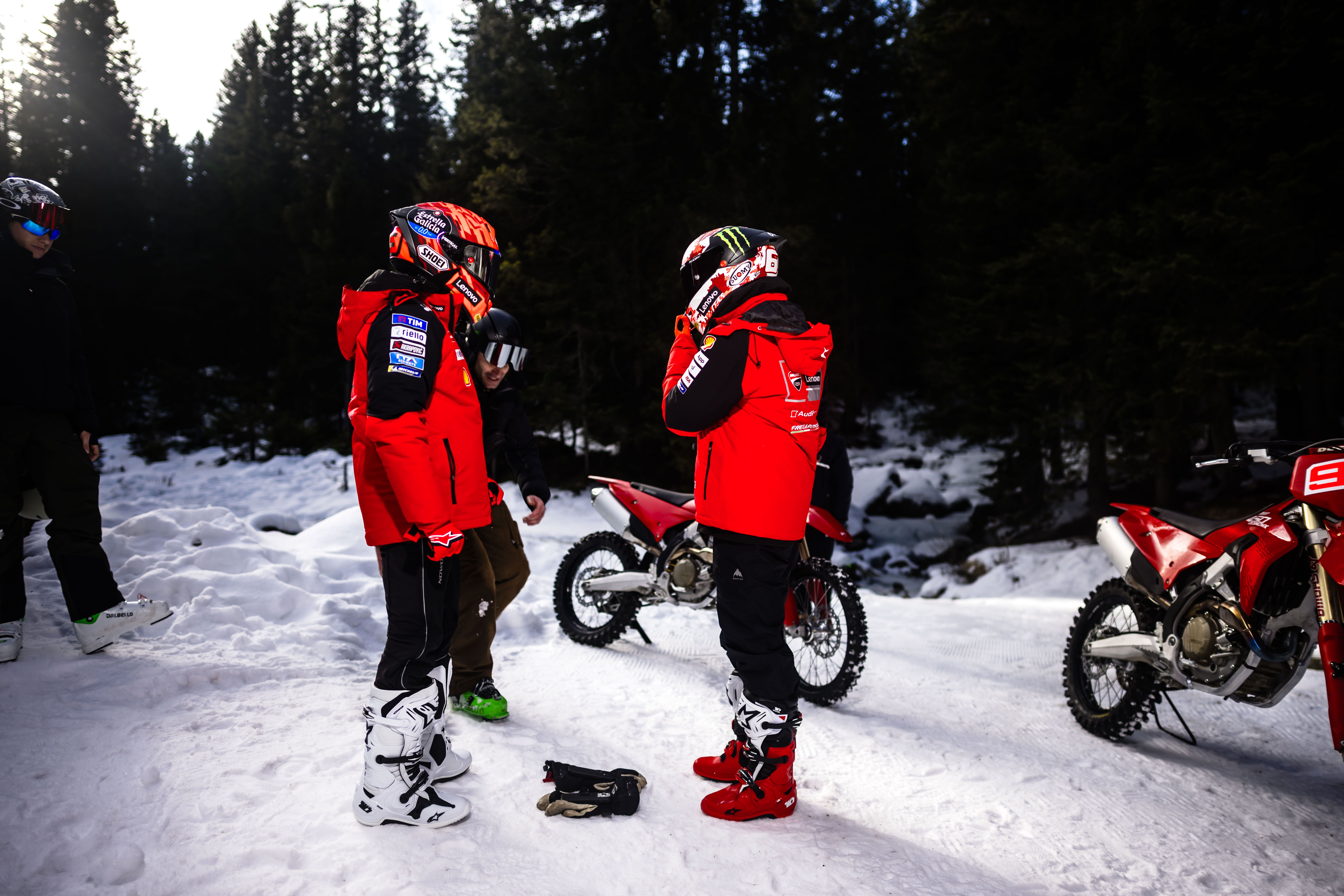 Fotos Márquez & Bagnania en motos de cross Ducati 450 Desmo MX sobre nieve. Ducati in Pista MotoGP. 