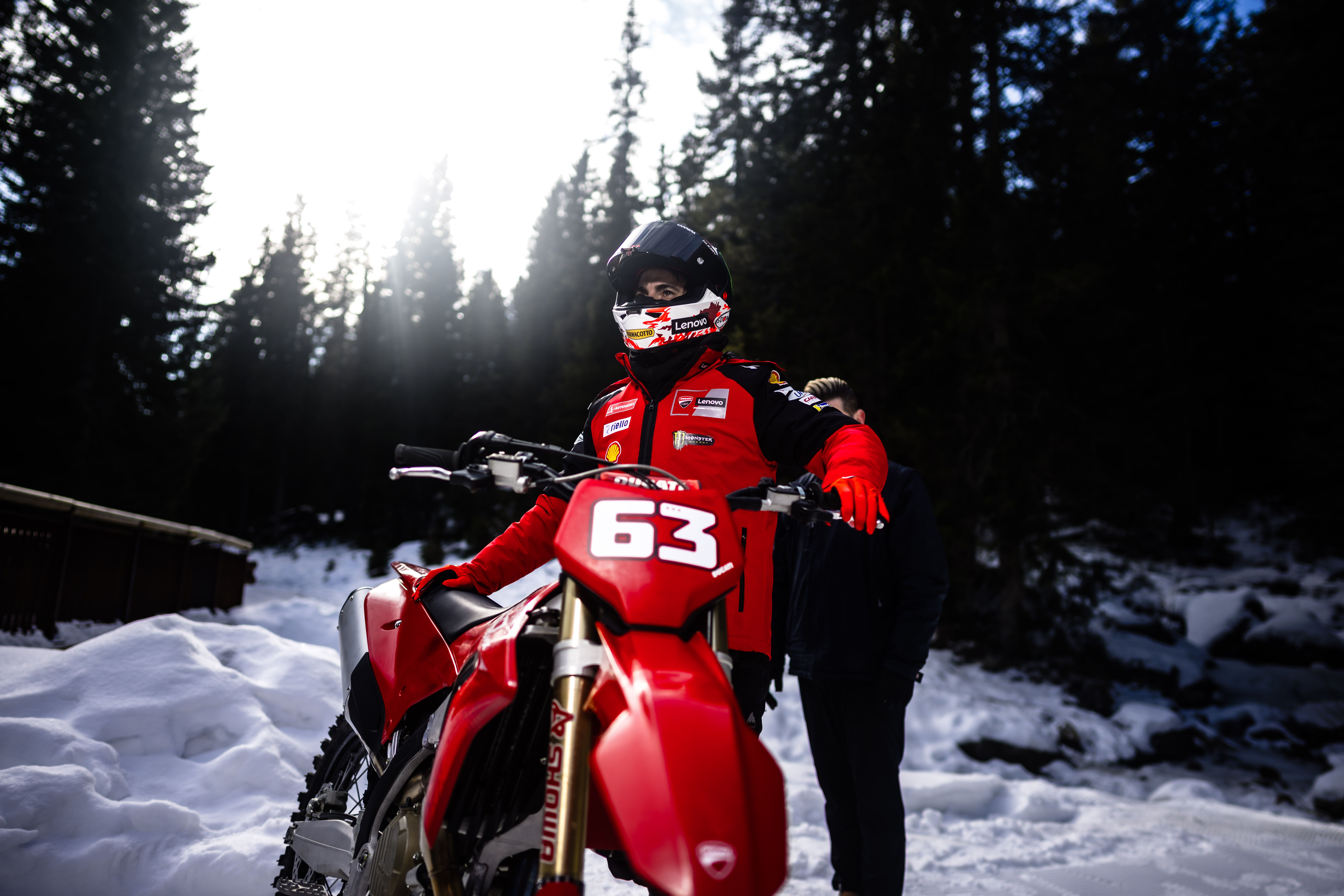 Fotos Márquez & Bagnania en motos de cross Ducati 450 Desmo MX sobre nieve. Ducati in Pista MotoGP. 