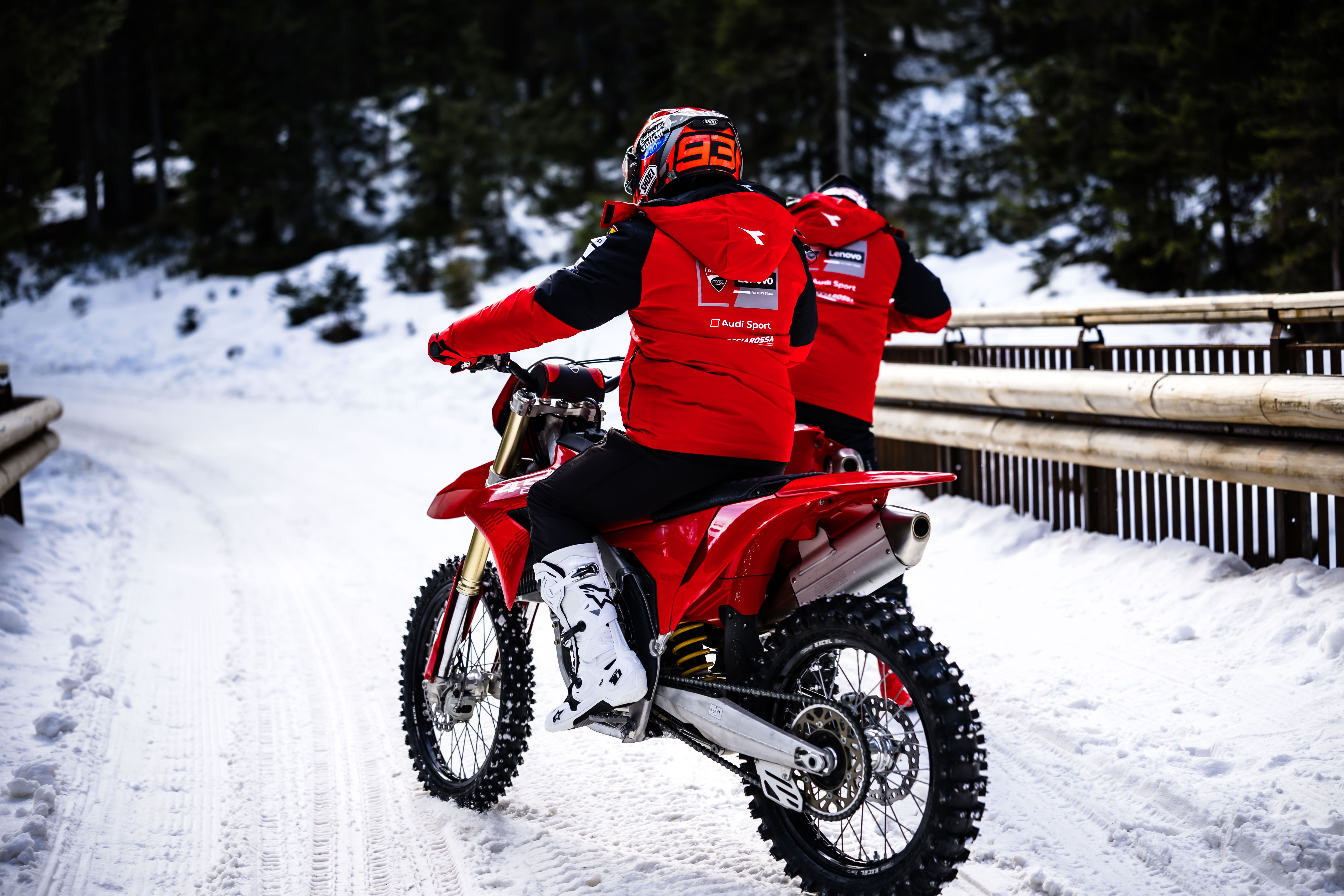 Fotos Márquez & Bagnania en motos de cross Ducati 450 Desmo MX sobre nieve. Ducati in Pista MotoGP. 