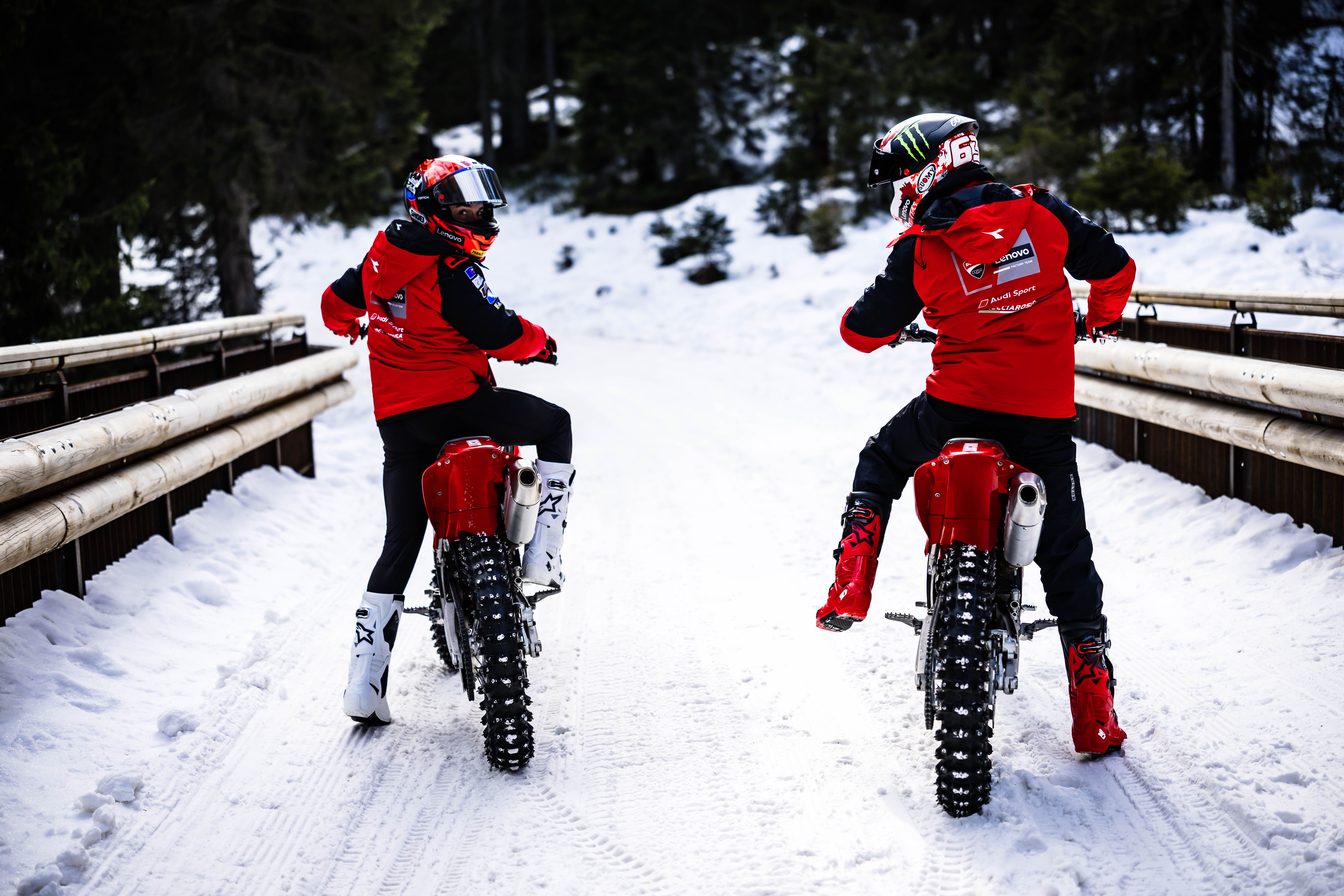 Fotos Márquez & Bagnania en motos de cross Ducati 450 Desmo MX sobre nieve. Ducati in Pista MotoGP. 