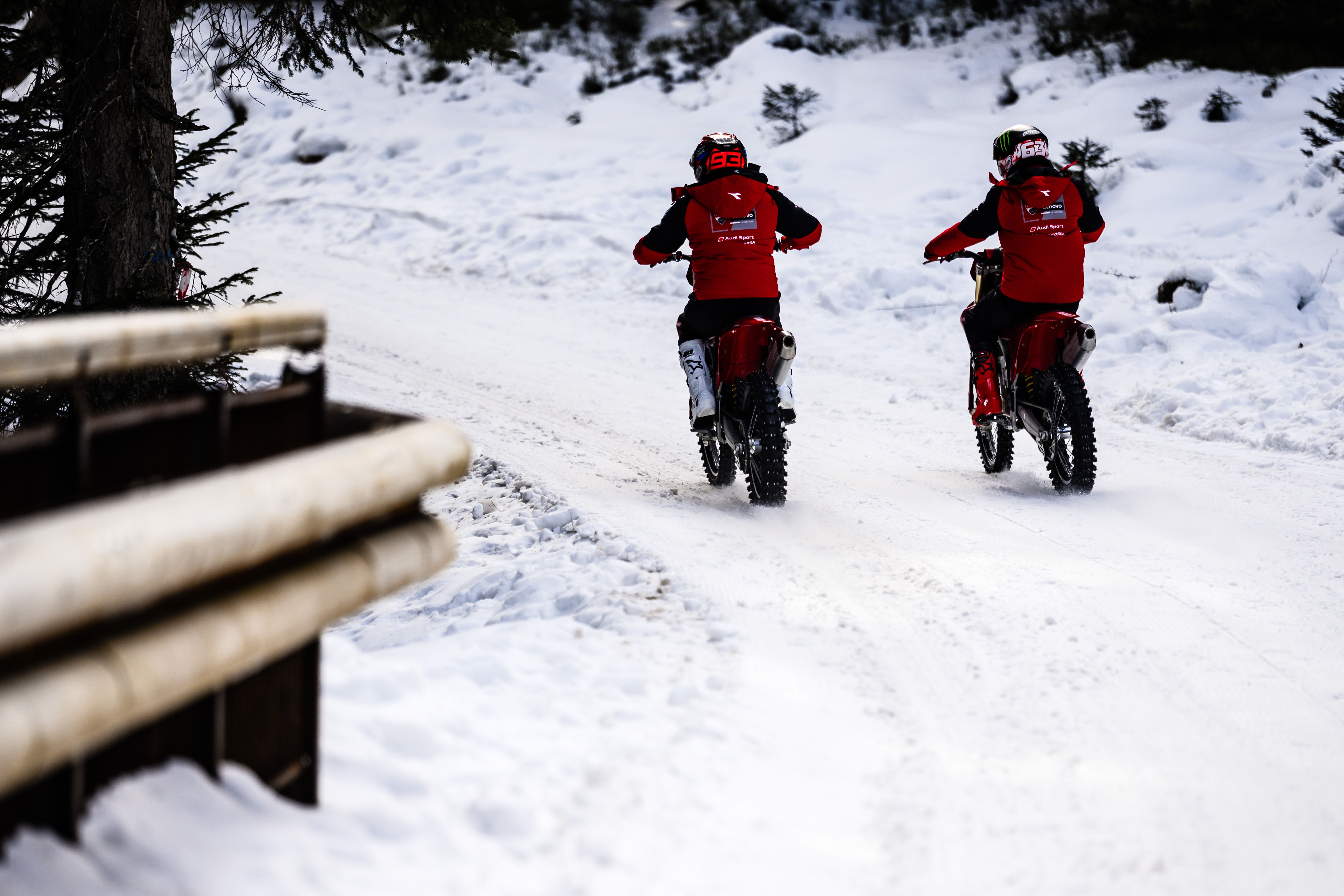 Fotos Márquez & Bagnania en motos de cross Ducati 450 Desmo MX sobre nieve. Ducati in Pista MotoGP. 