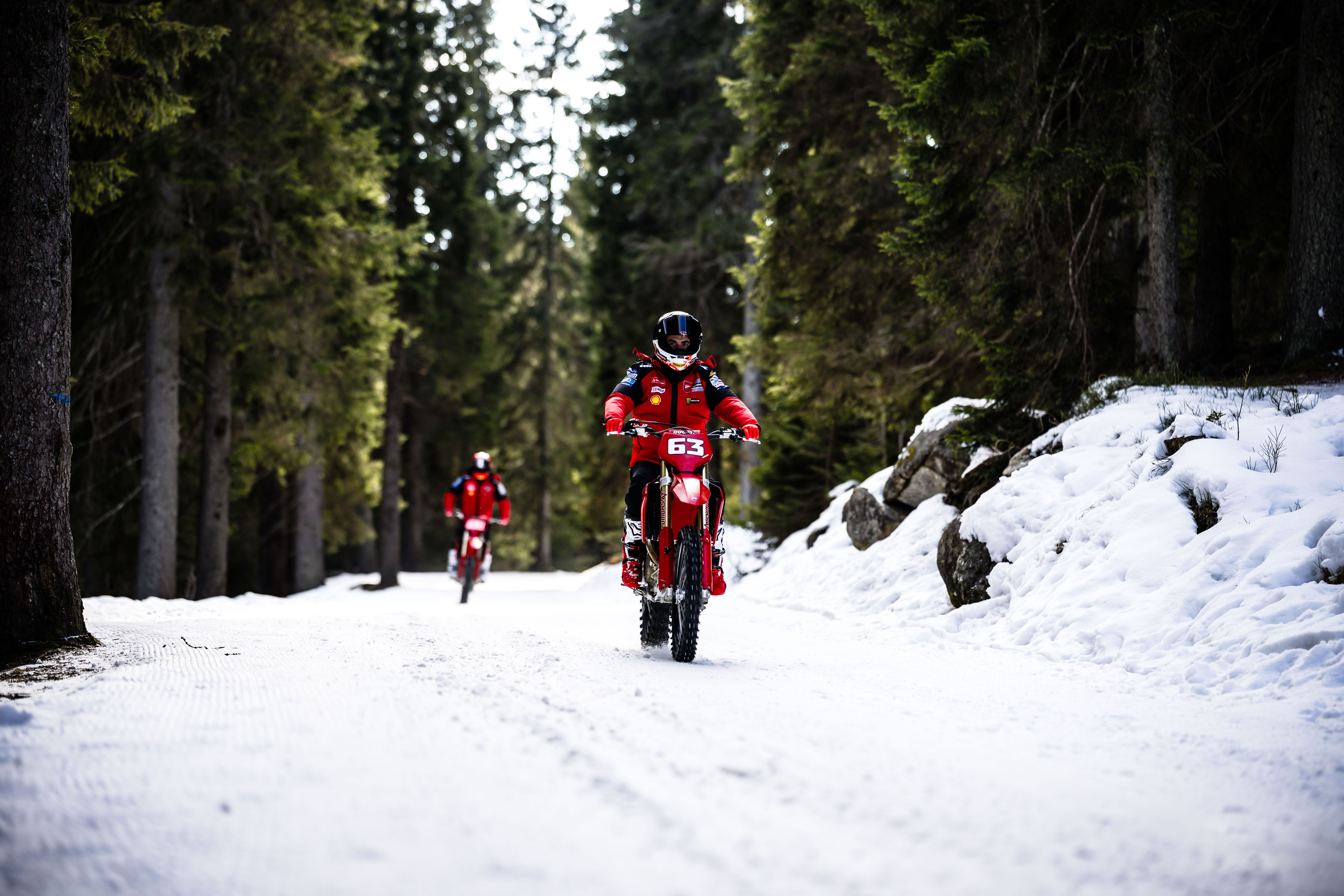 Fotos Márquez & Bagnania en motos de cross Ducati 450 Desmo MX sobre nieve. Ducati in Pista MotoGP. 