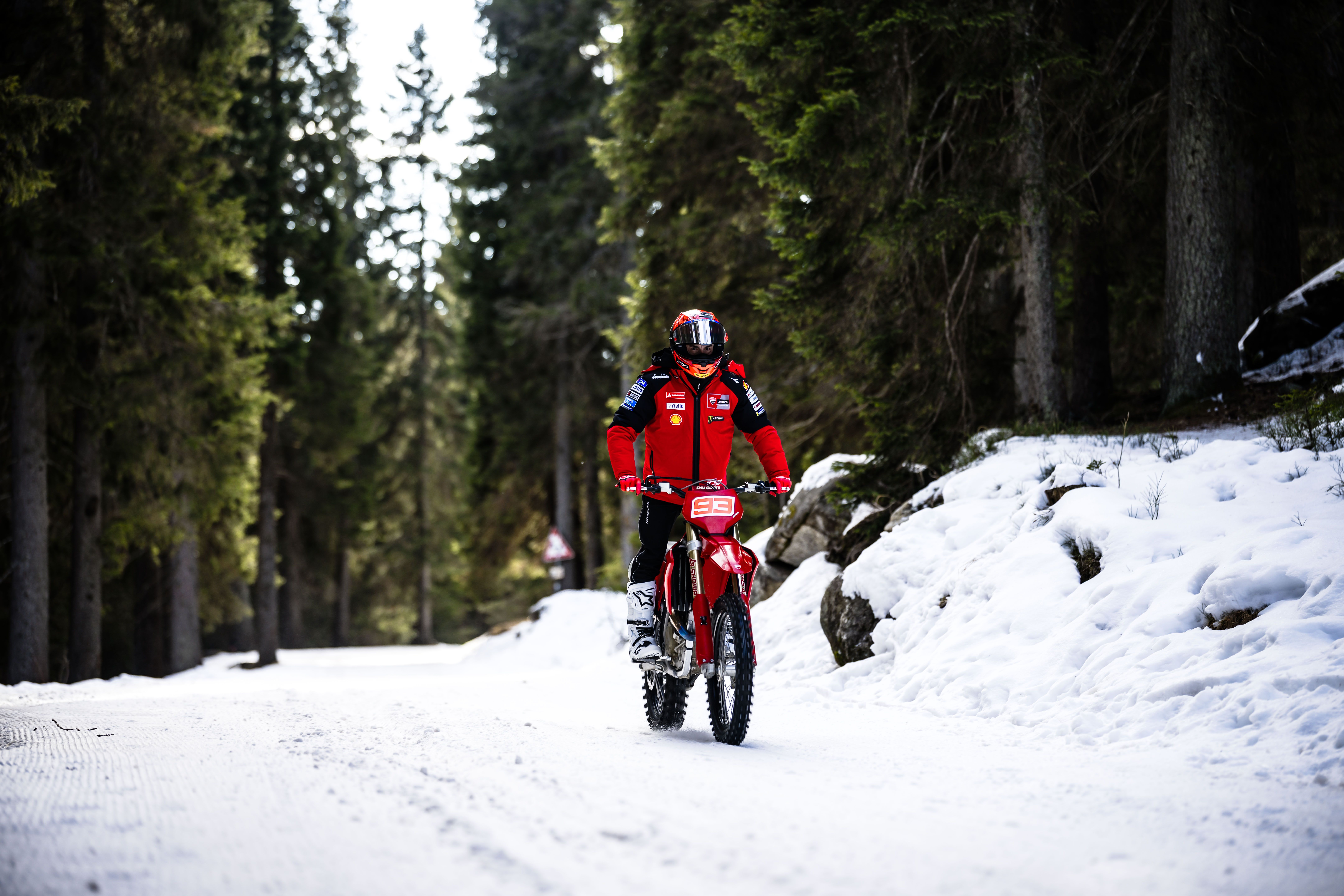 Fotos Márquez & Bagnania en motos de cross Ducati 450 Desmo MX sobre nieve. Ducati in Pista MotoGP. 
