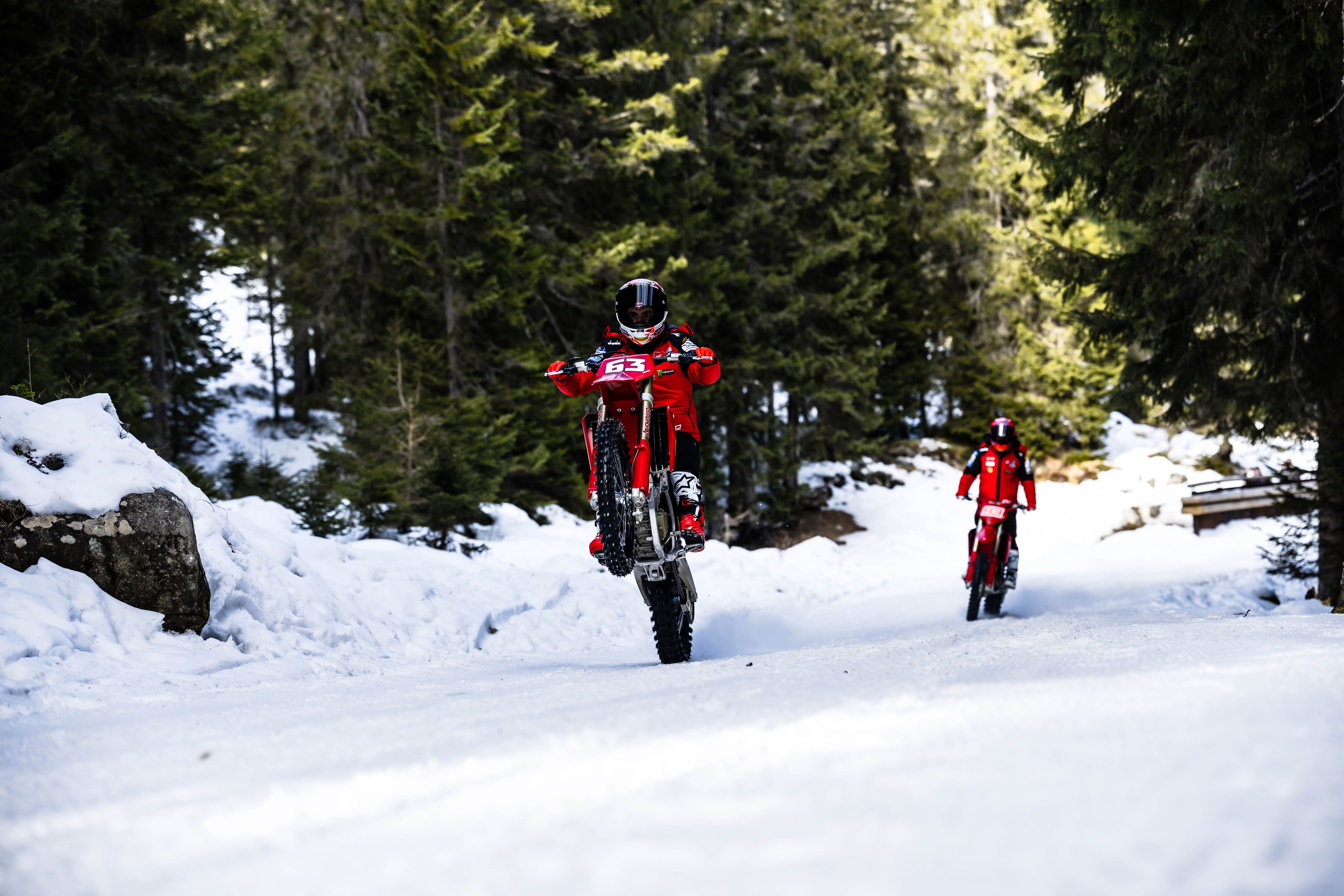 Fotos Márquez & Bagnania en motos de cross Ducati 450 Desmo MX sobre nieve. Ducati in Pista MotoGP. 