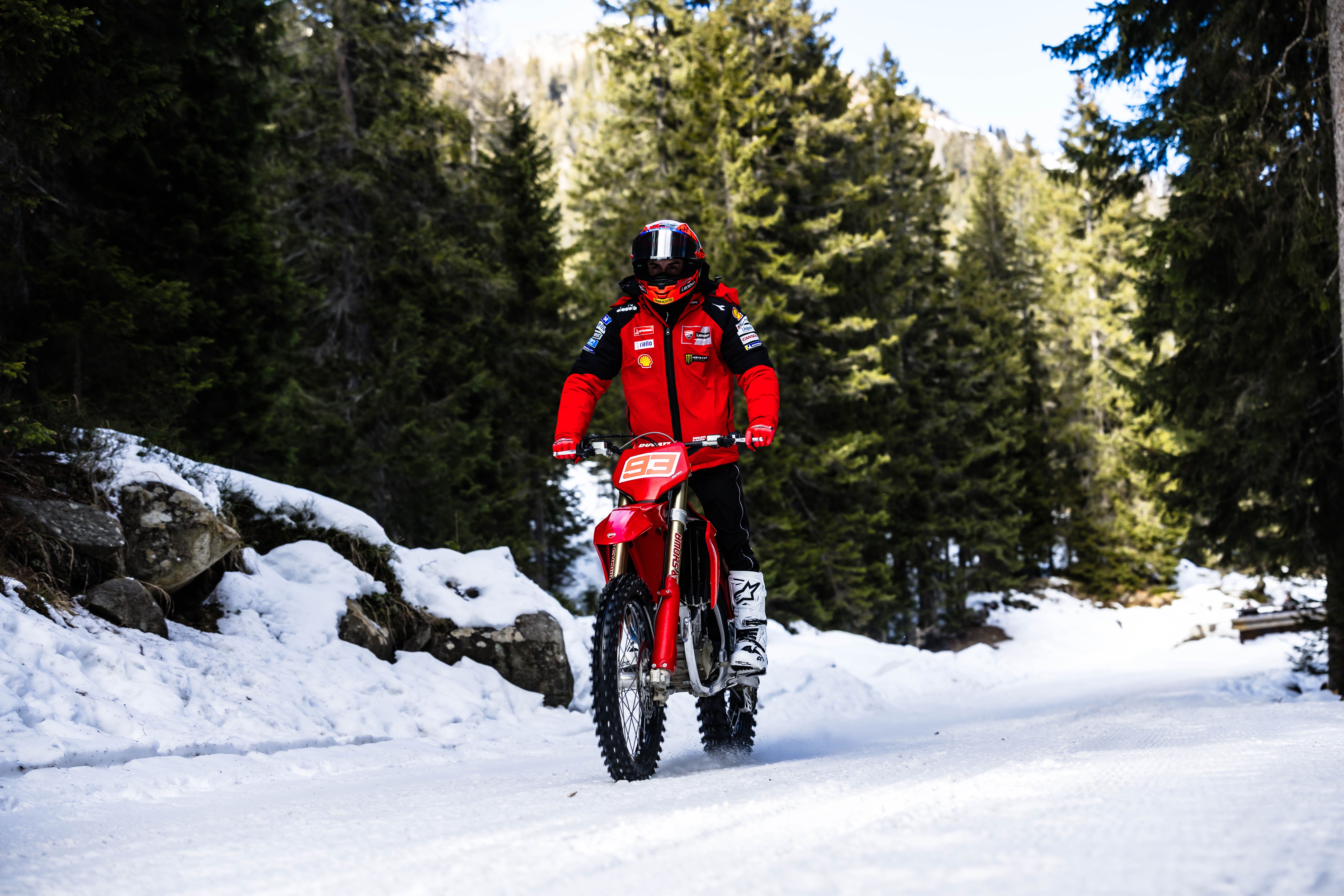 Fotos Márquez & Bagnania en motos de cross Ducati 450 Desmo MX sobre nieve. Ducati in Pista MotoGP. 