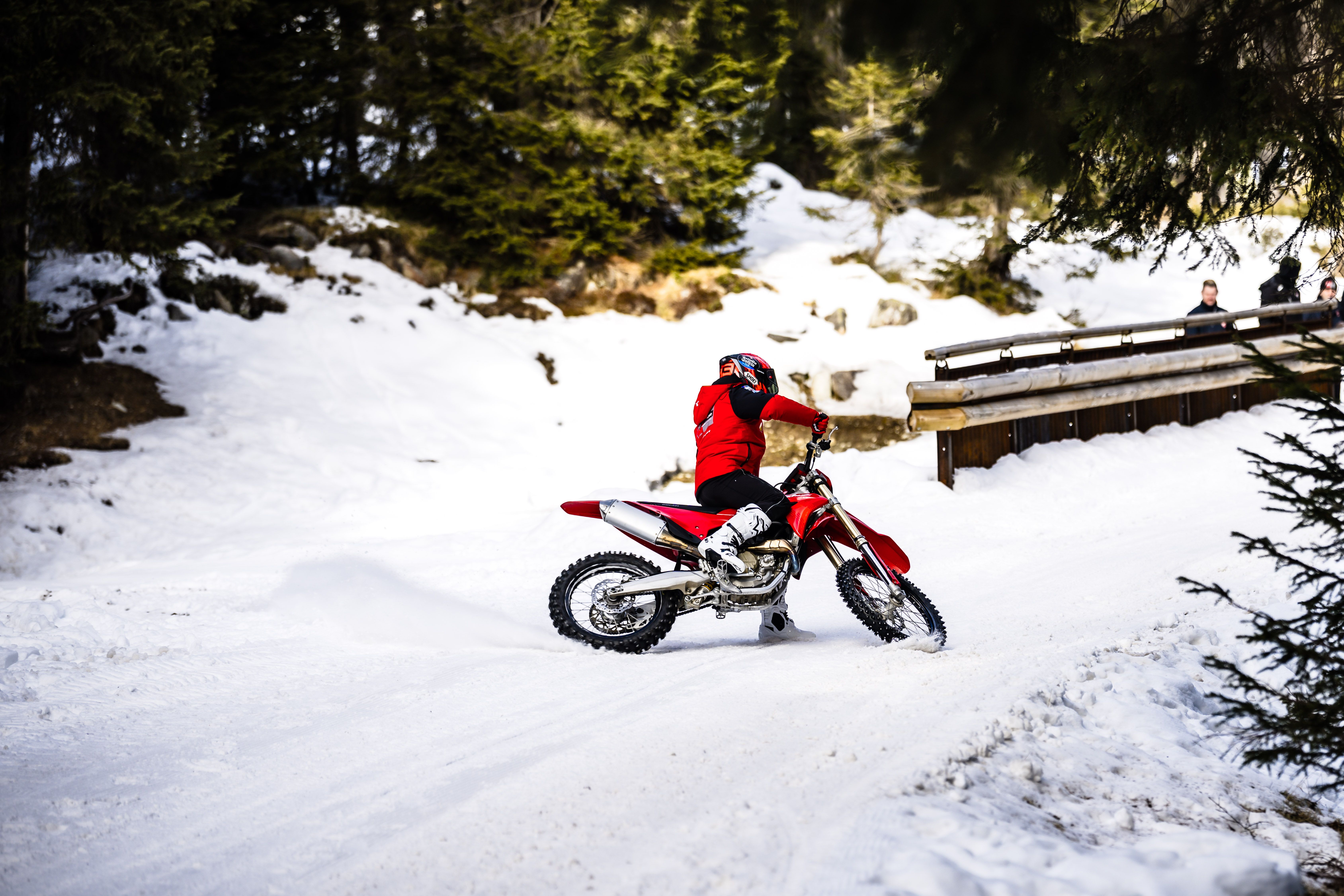 Fotos Márquez & Bagnania en motos de cross Ducati 450 Desmo MX sobre nieve. Ducati in Pista MotoGP. 
