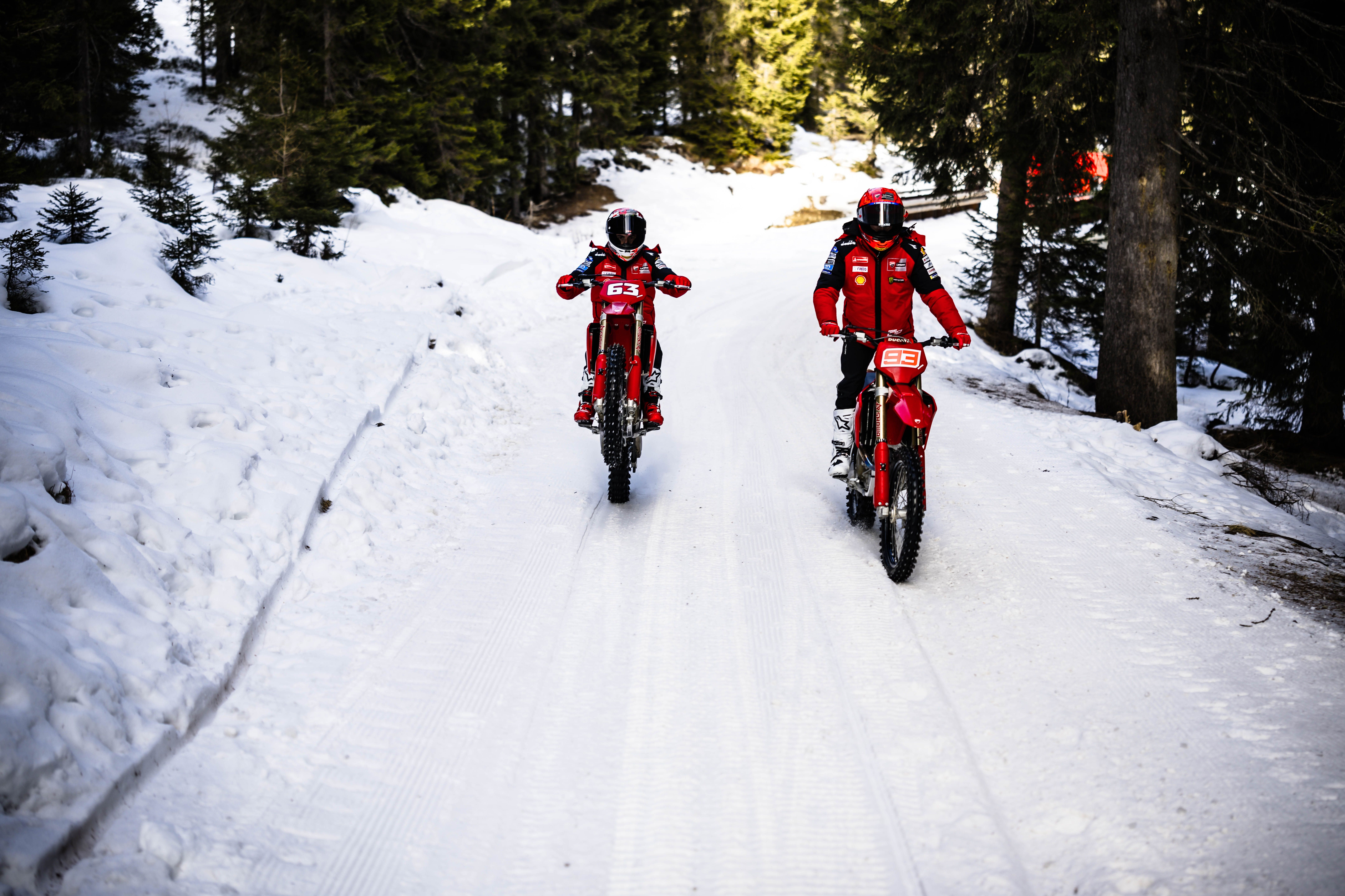 Fotos Márquez & Bagnania en motos de cross Ducati 450 Desmo MX sobre nieve. Ducati in Pista MotoGP. 