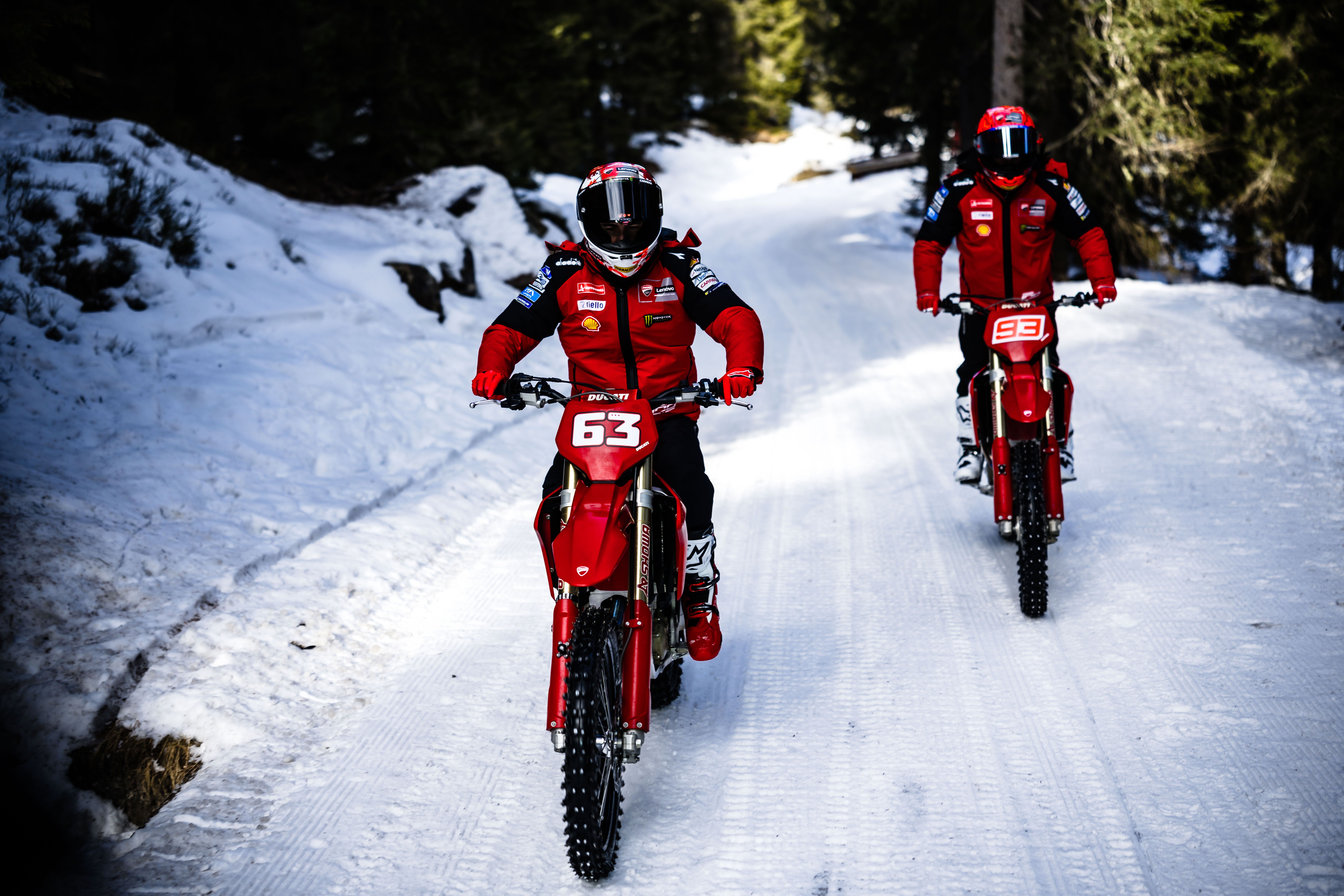 Fotos Márquez & Bagnania en motos de cross Ducati 450 Desmo MX sobre nieve. Ducati in Pista MotoGP. 
