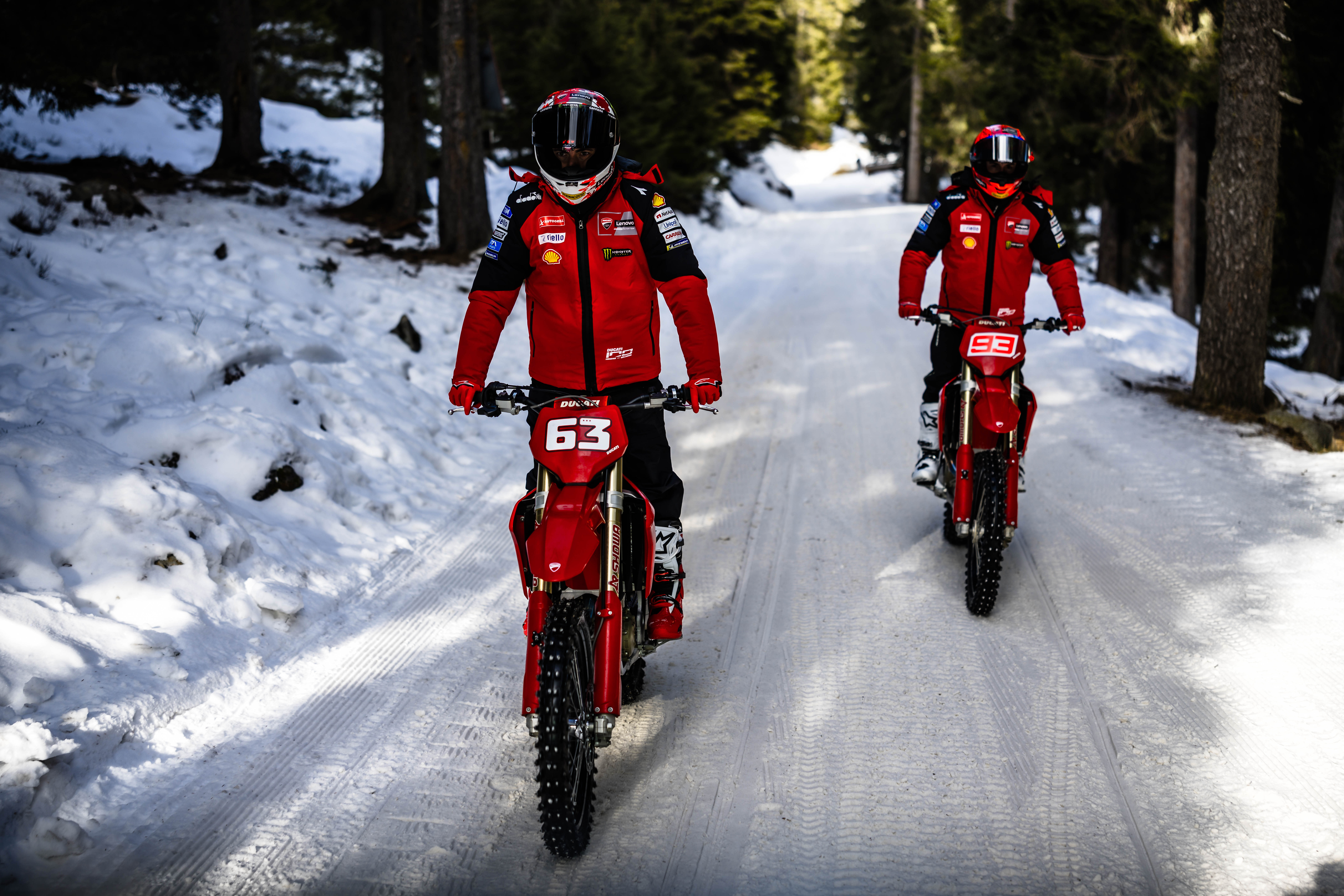 Fotos Márquez & Bagnania en motos de cross Ducati 450 Desmo MX sobre nieve. Ducati in Pista MotoGP. 