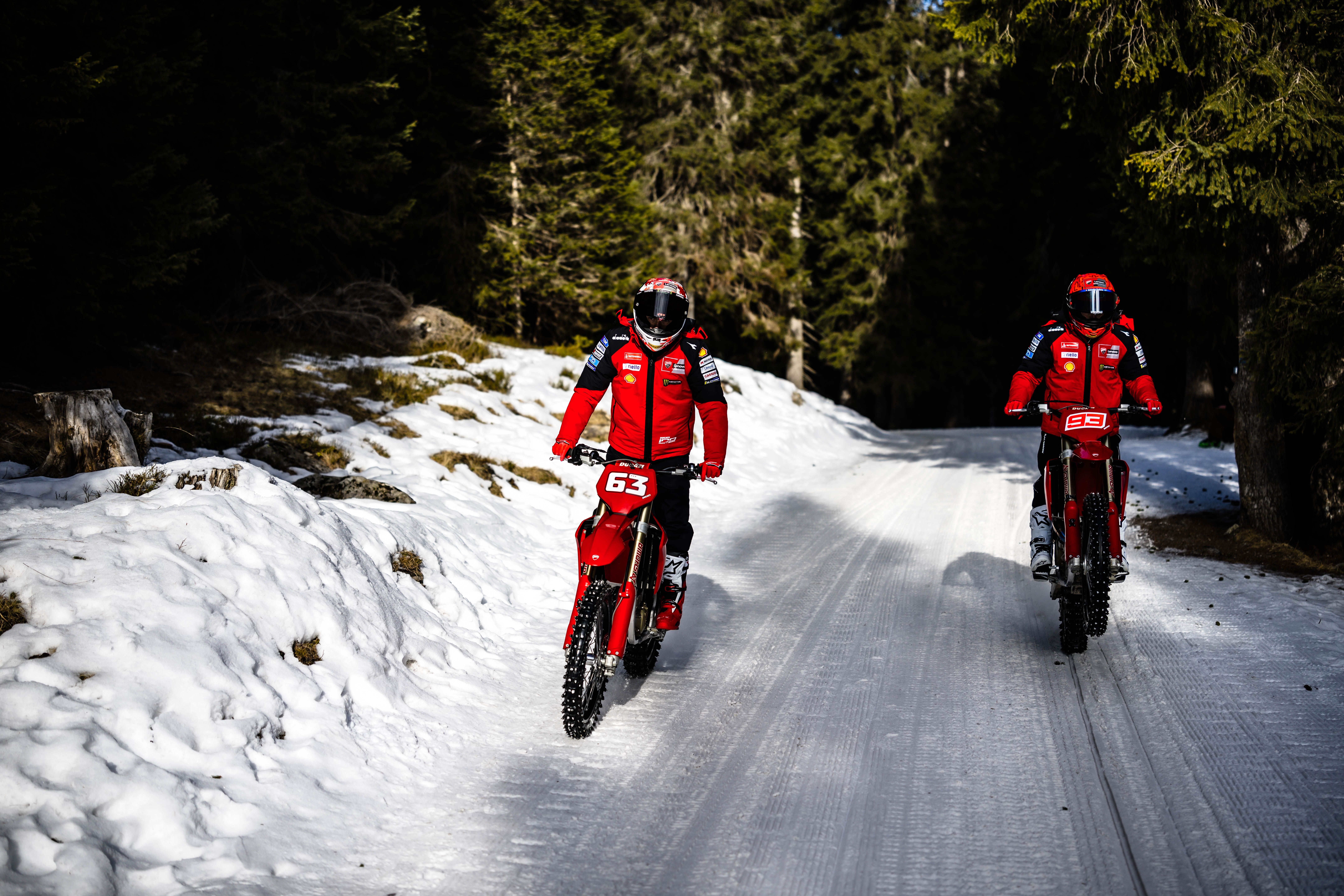 Fotos Márquez & Bagnania en motos de cross Ducati 450 Desmo MX sobre nieve. Ducati in Pista MotoGP. 