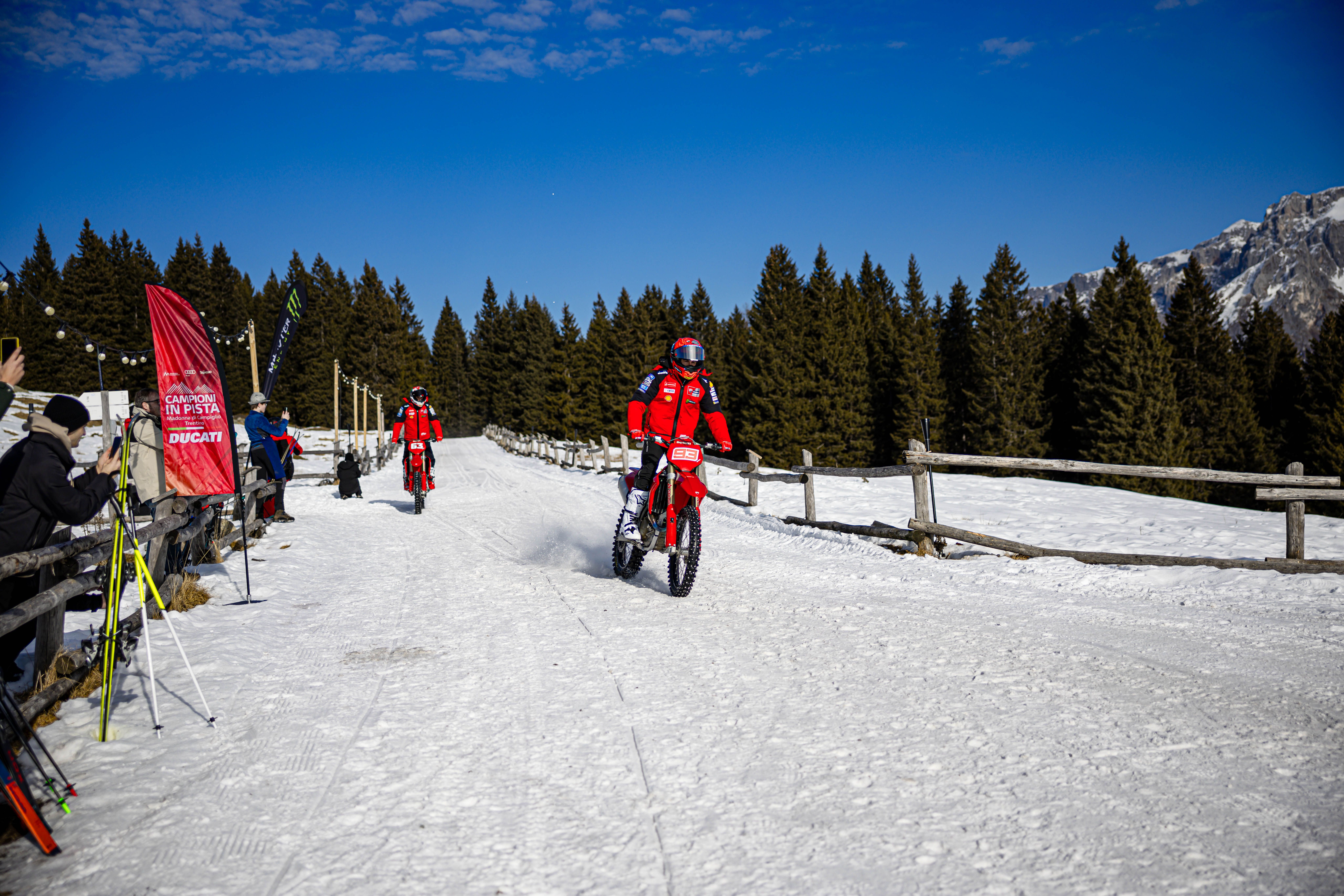 Fotos Márquez & Bagnania en motos de cross Ducati 450 Desmo MX sobre nieve. Ducati in Pista MotoGP. 