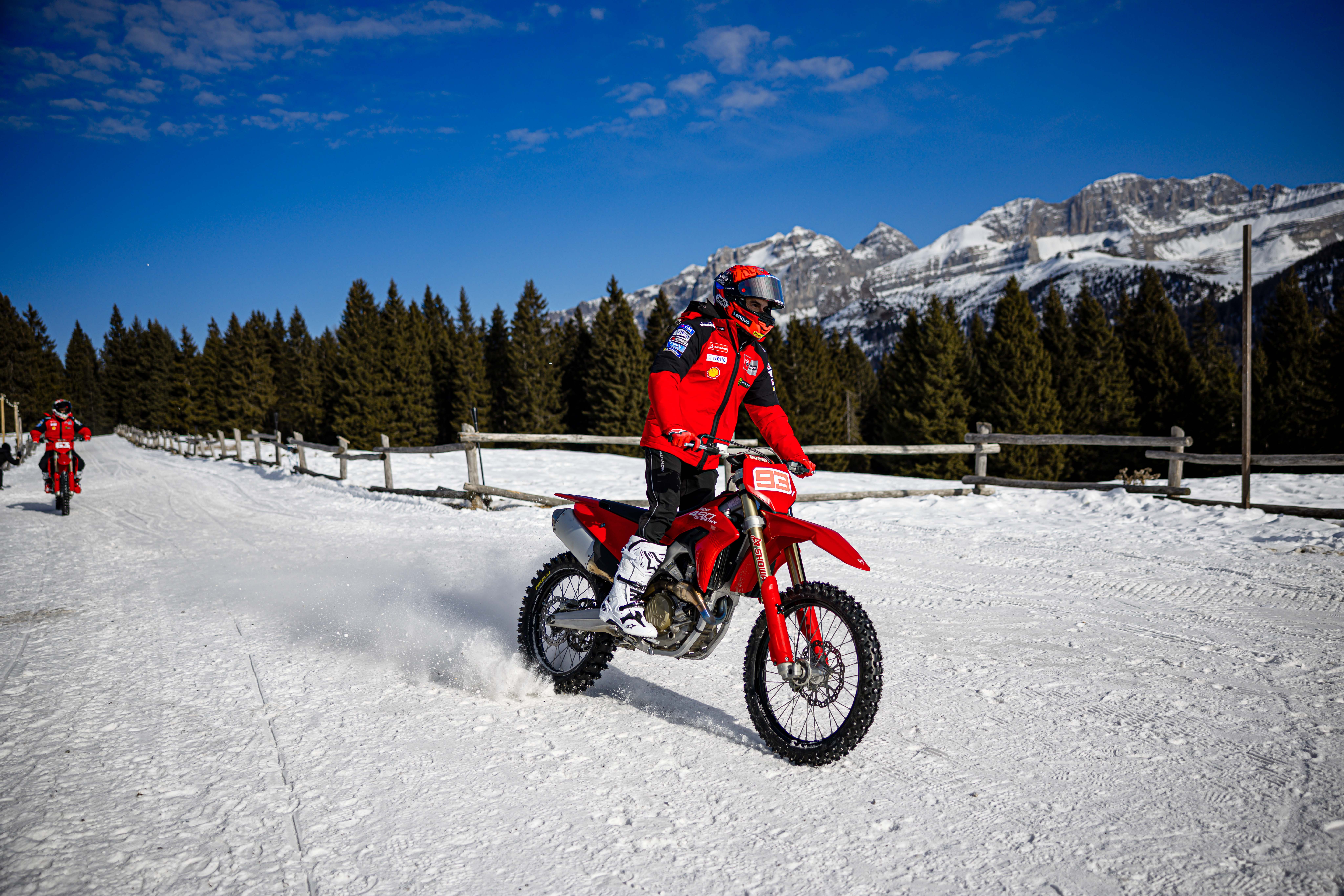 Fotos Márquez & Bagnania en motos de cross Ducati 450 Desmo MX sobre nieve. Ducati in Pista MotoGP. 