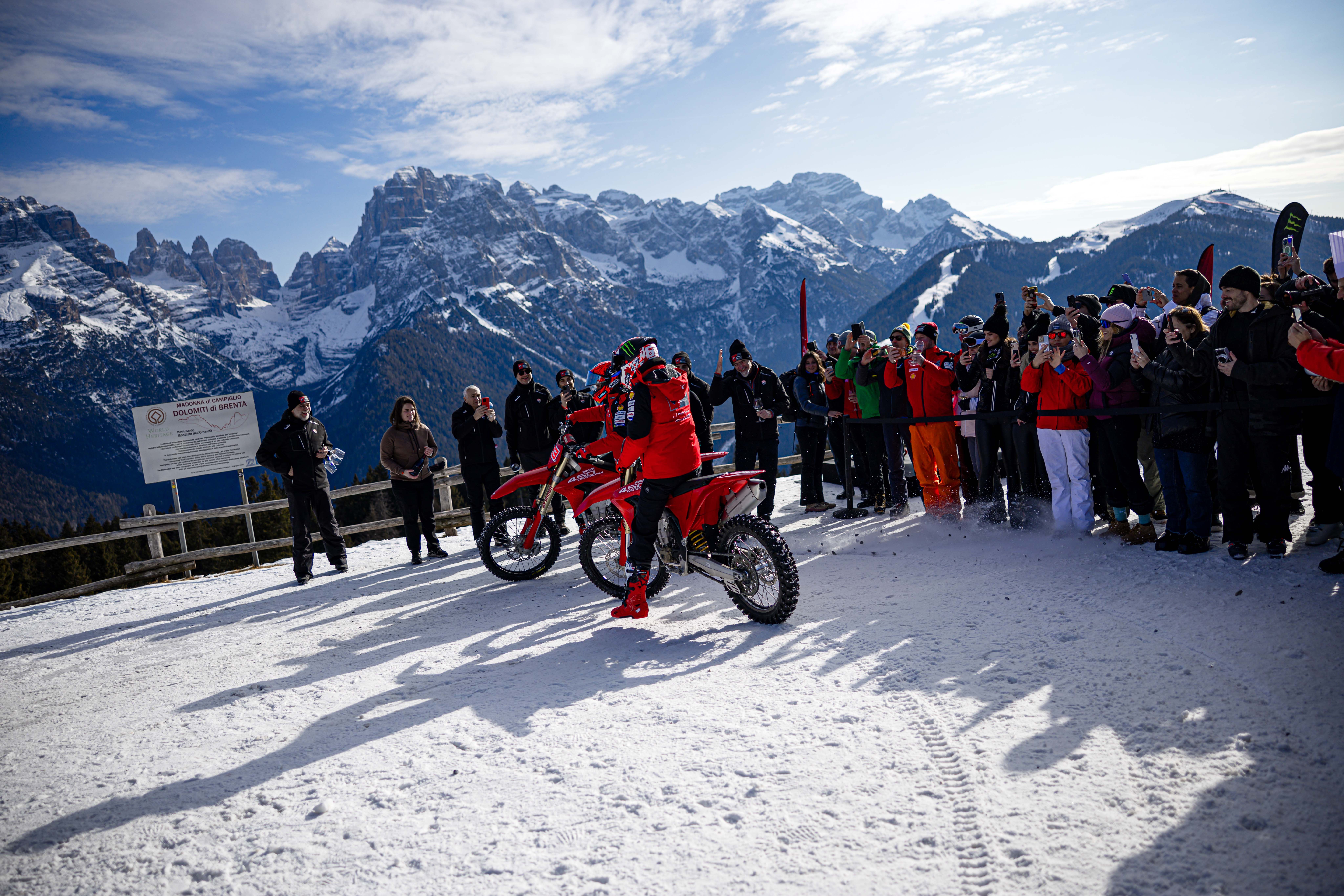 Fotos Márquez & Bagnania en motos de cross Ducati 450 Desmo MX sobre nieve. Ducati in Pista MotoGP. 