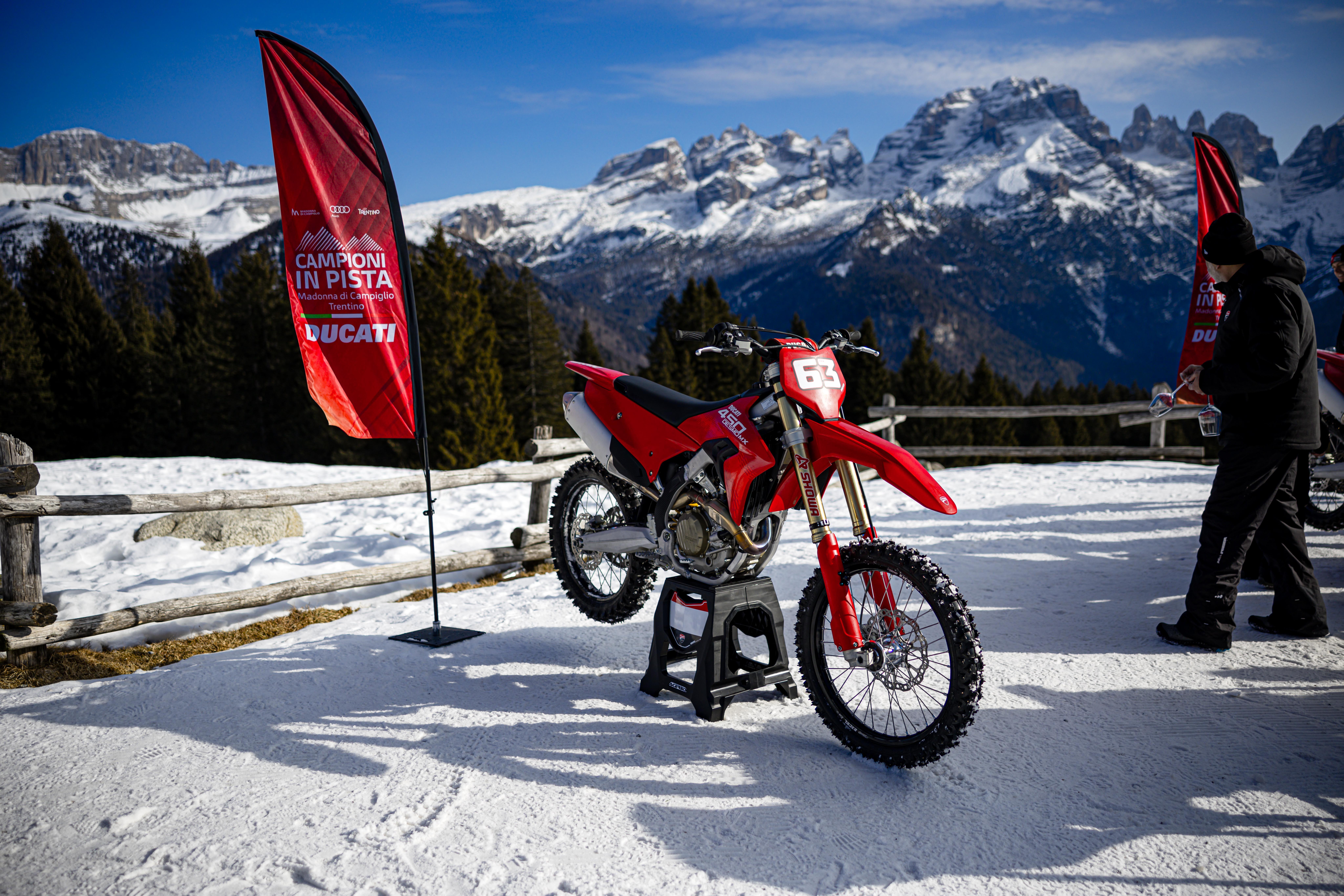Fotos Márquez & Bagnania en motos de cross Ducati 450 Desmo MX sobre nieve. Ducati in Pista MotoGP. 