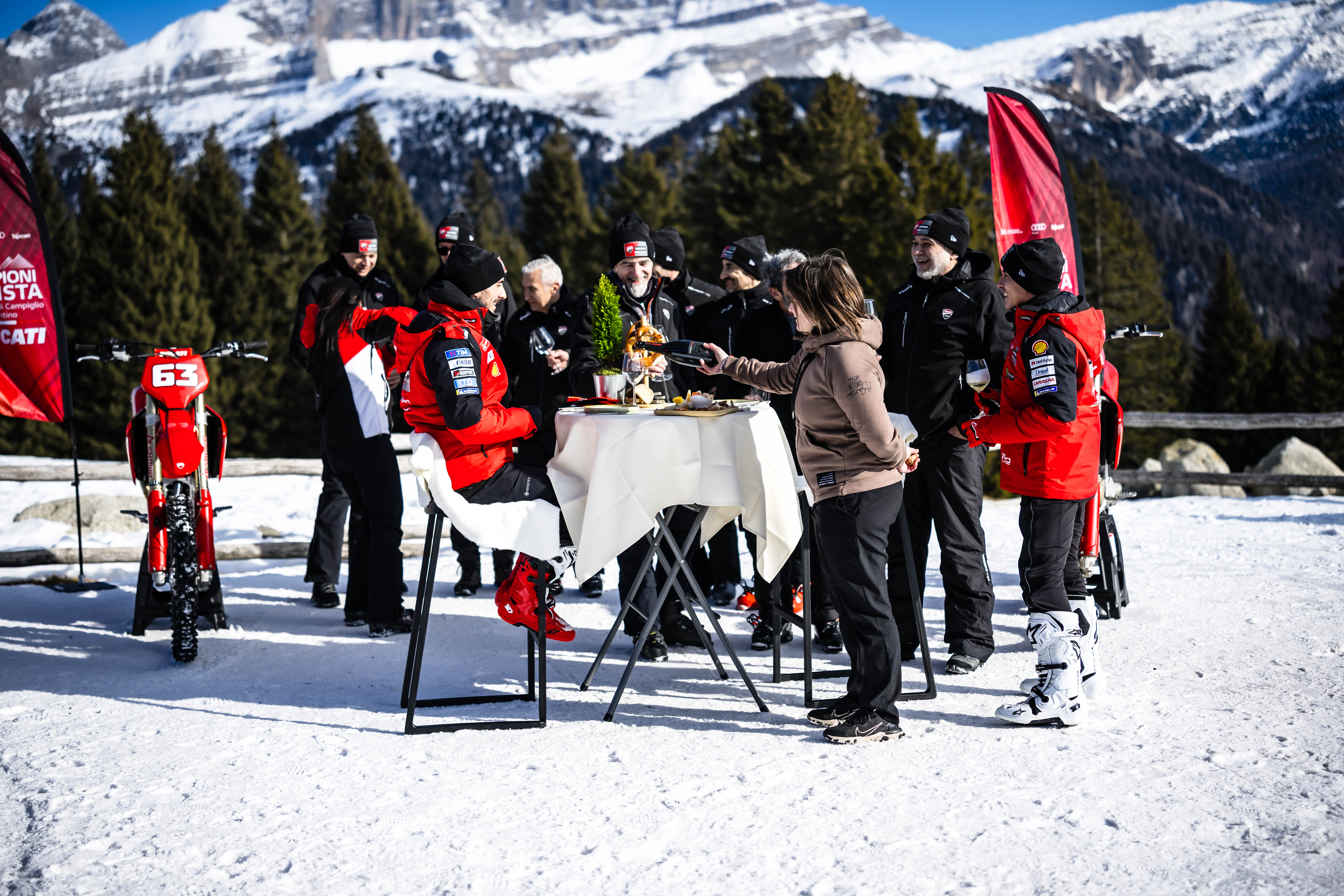 Fotos Márquez & Bagnania en motos de cross Ducati 450 Desmo MX sobre nieve. Ducati in Pista MotoGP. 