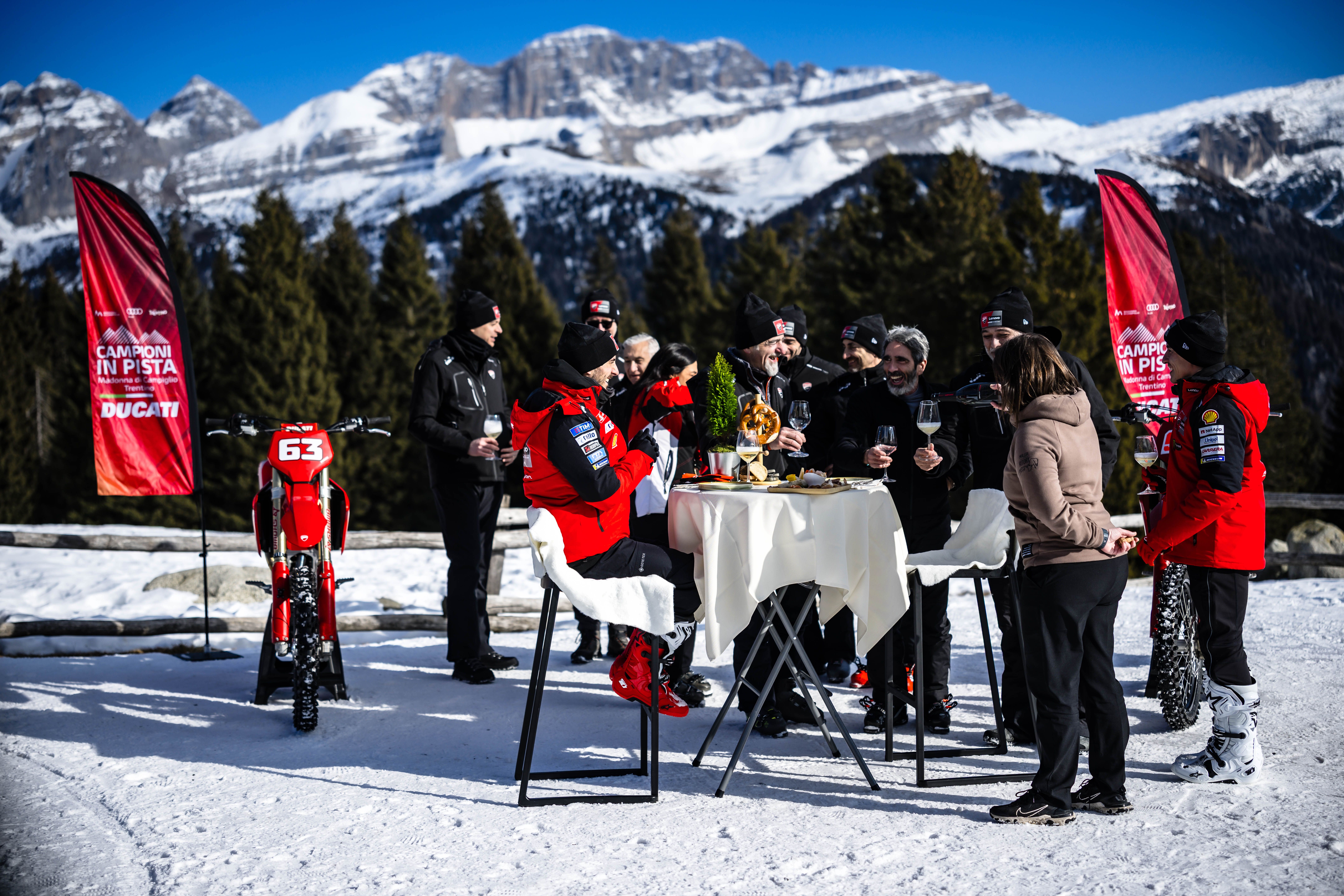Fotos Márquez & Bagnania en motos de cross Ducati 450 Desmo MX sobre nieve. Ducati in Pista MotoGP. 