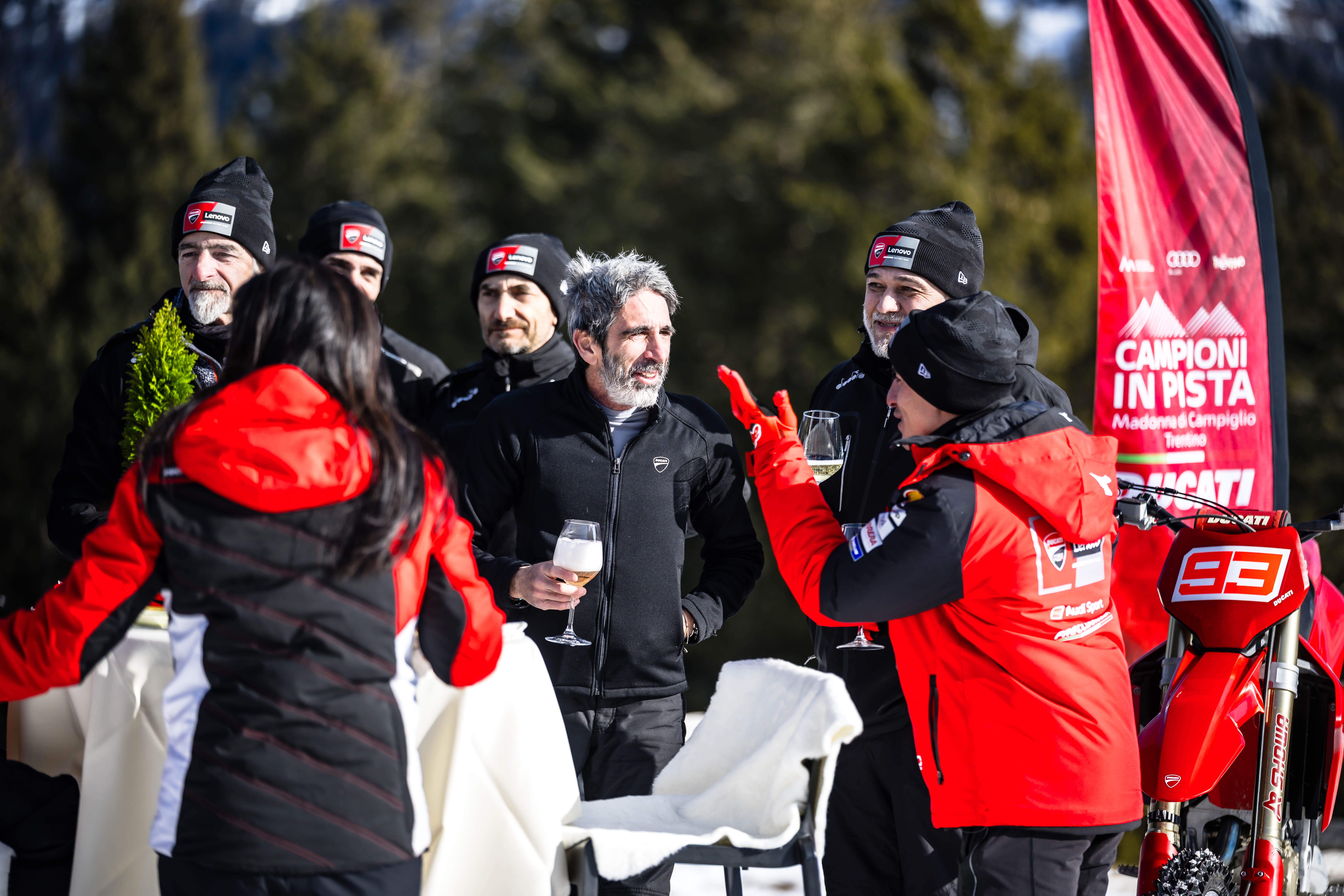 Fotos Márquez & Bagnania en motos de cross Ducati 450 Desmo MX sobre nieve. Ducati in Pista MotoGP. 