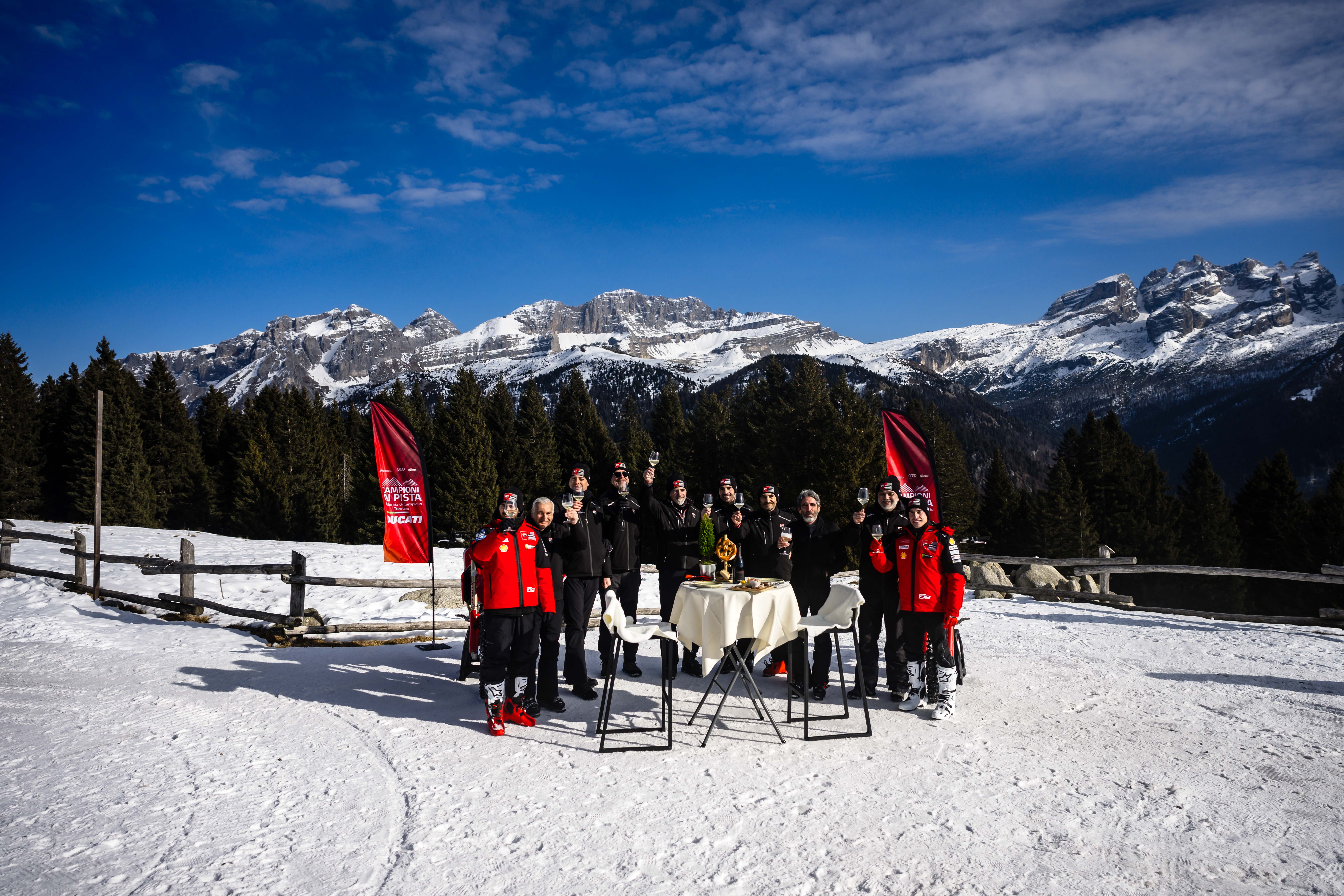 Fotos Márquez & Bagnania en motos de cross Ducati 450 Desmo MX sobre nieve. Ducati in Pista MotoGP. 