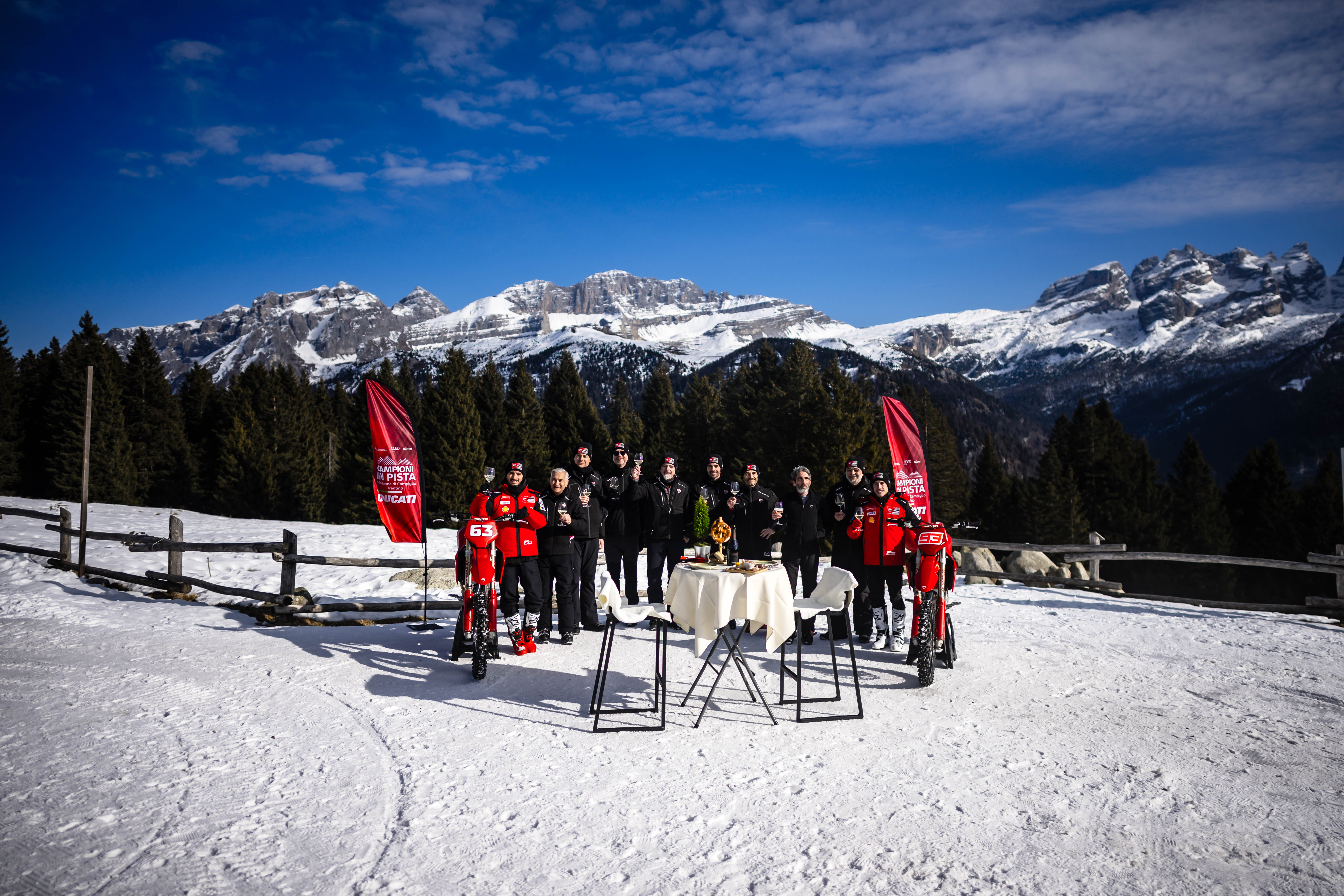 Fotos Márquez & Bagnania en motos de cross Ducati 450 Desmo MX sobre nieve. Ducati in Pista MotoGP. 
