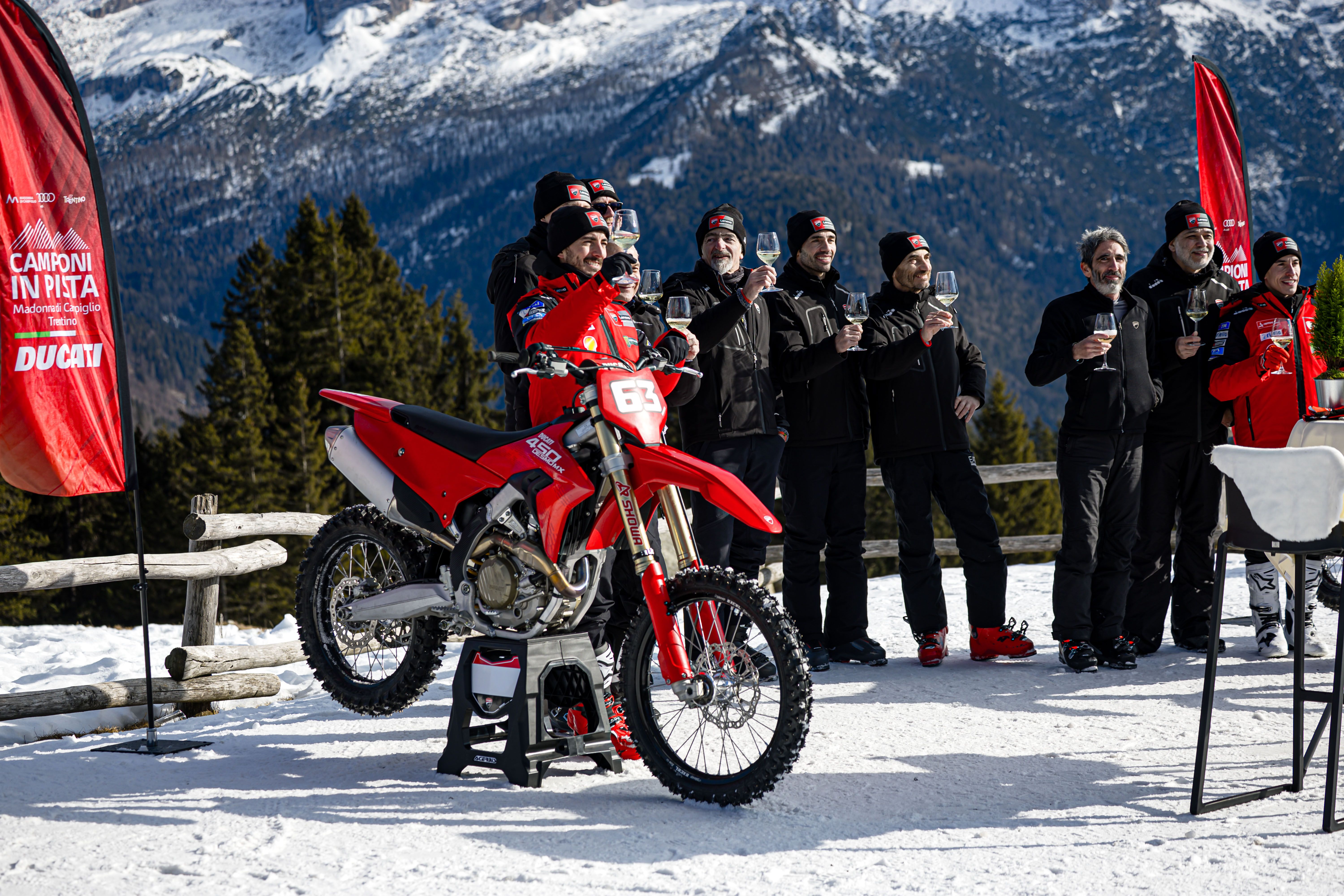 Fotos Márquez & Bagnania en motos de cross Ducati 450 Desmo MX sobre nieve. Ducati in Pista MotoGP. 