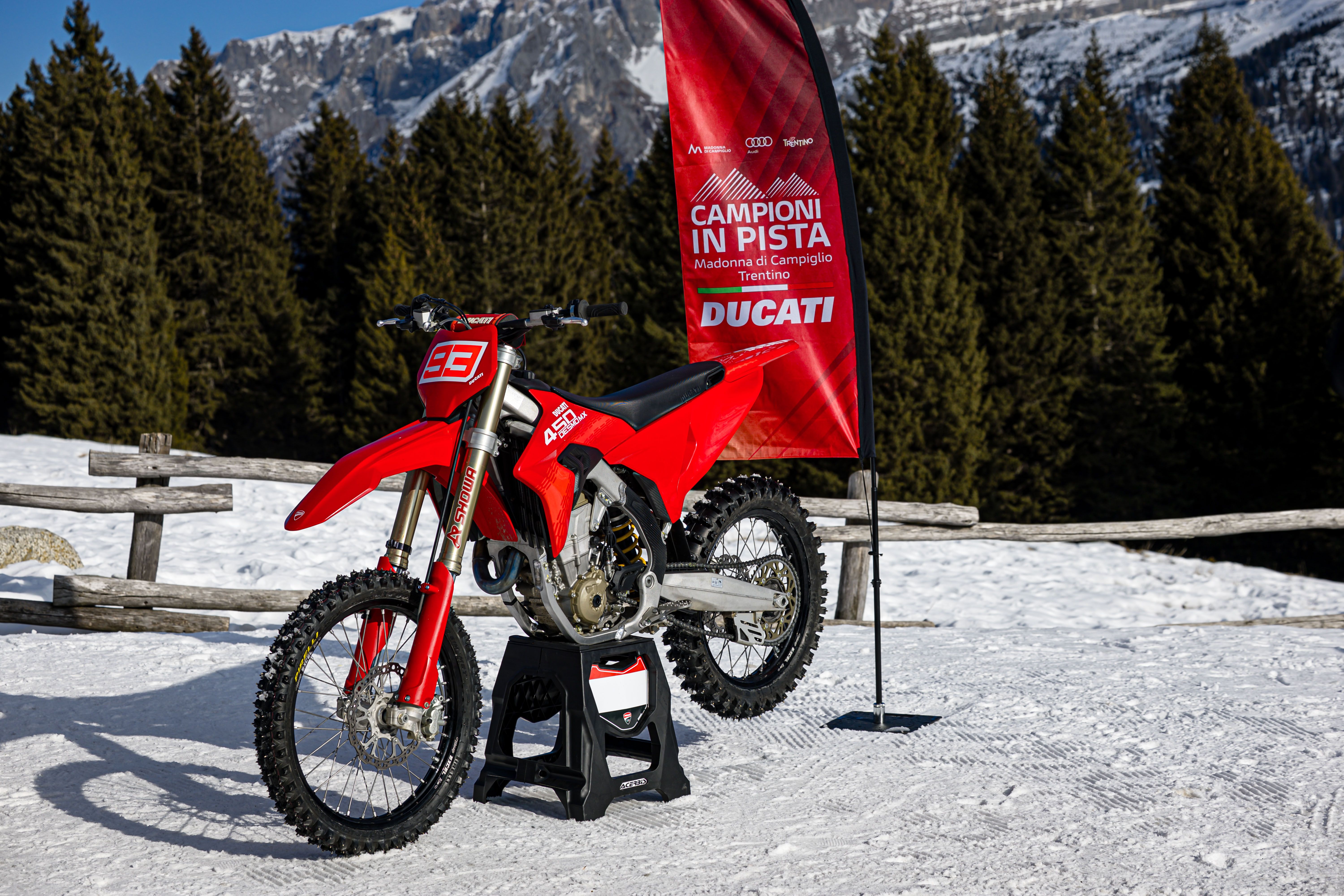 Fotos Márquez & Bagnania en motos de cross Ducati 450 Desmo MX sobre nieve. Ducati in Pista MotoGP. 