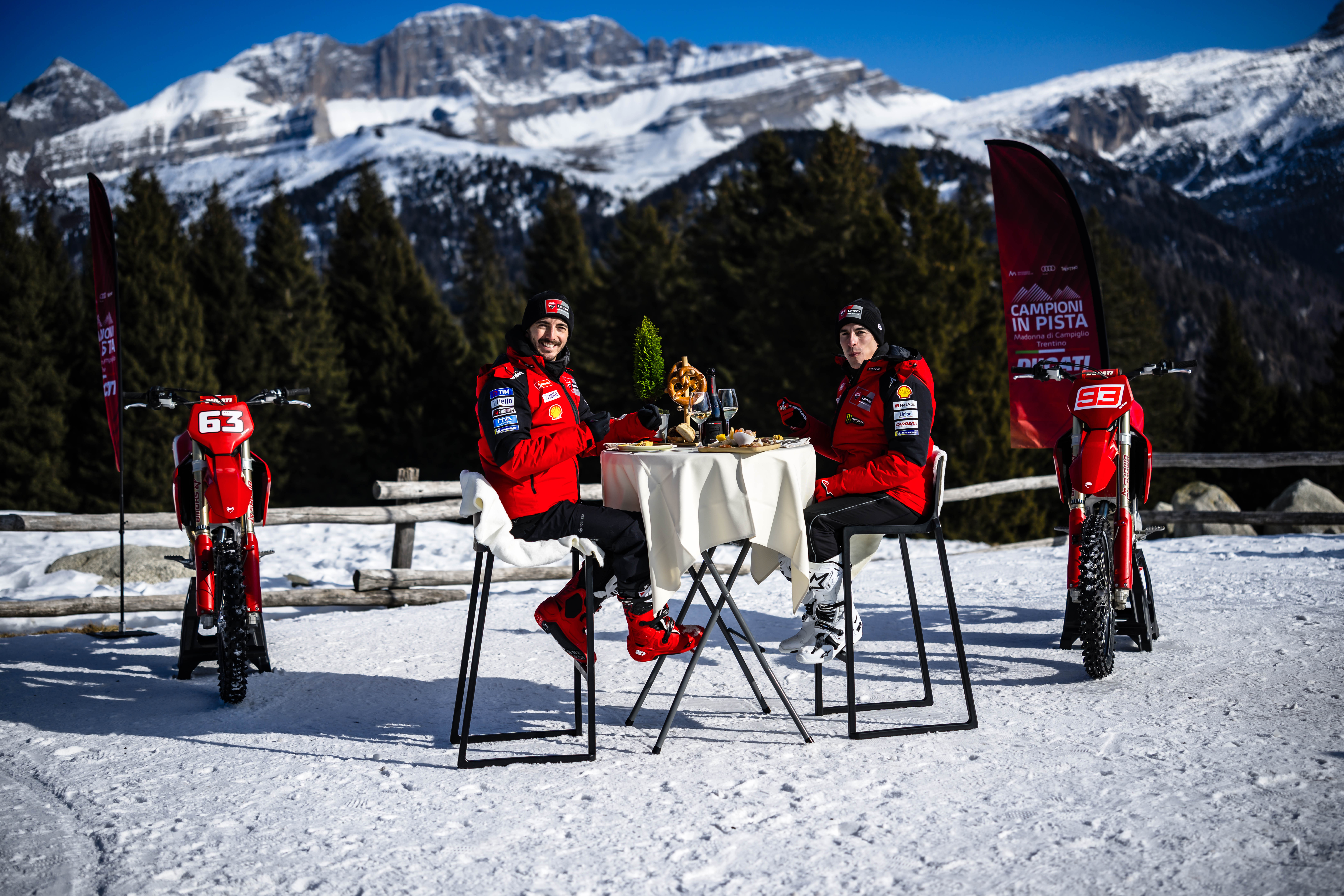 Fotos Márquez & Bagnania en motos de cross Ducati 450 Desmo MX sobre nieve. Ducati in Pista MotoGP. 