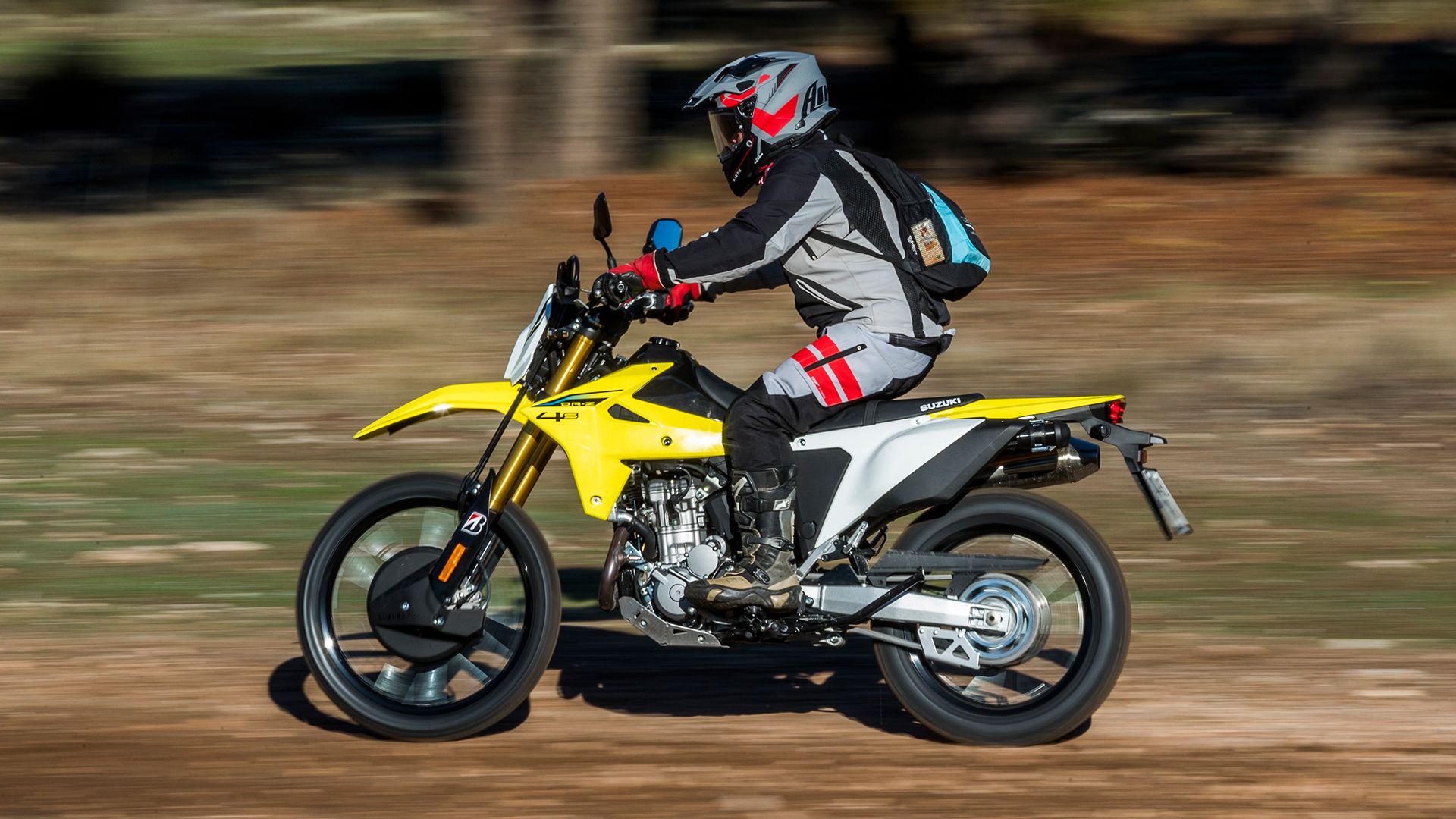 Suzuki DR 4ZS 2025 Acción