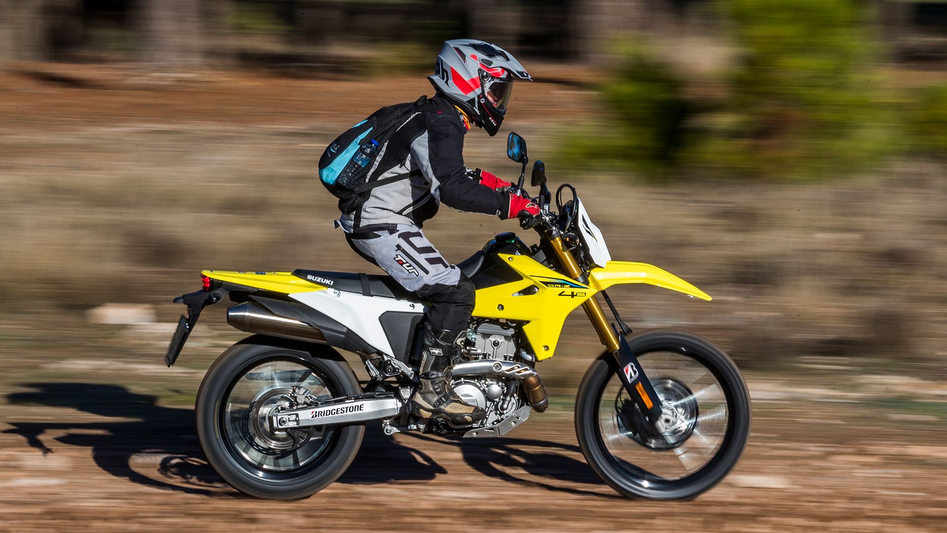 Suzuki DR 4ZS 2025 Acción