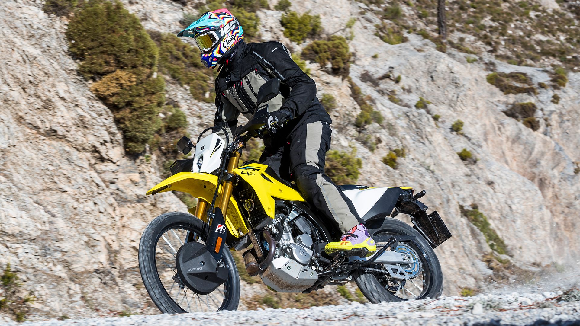 Suzuki DR 4ZS 2025 Acción