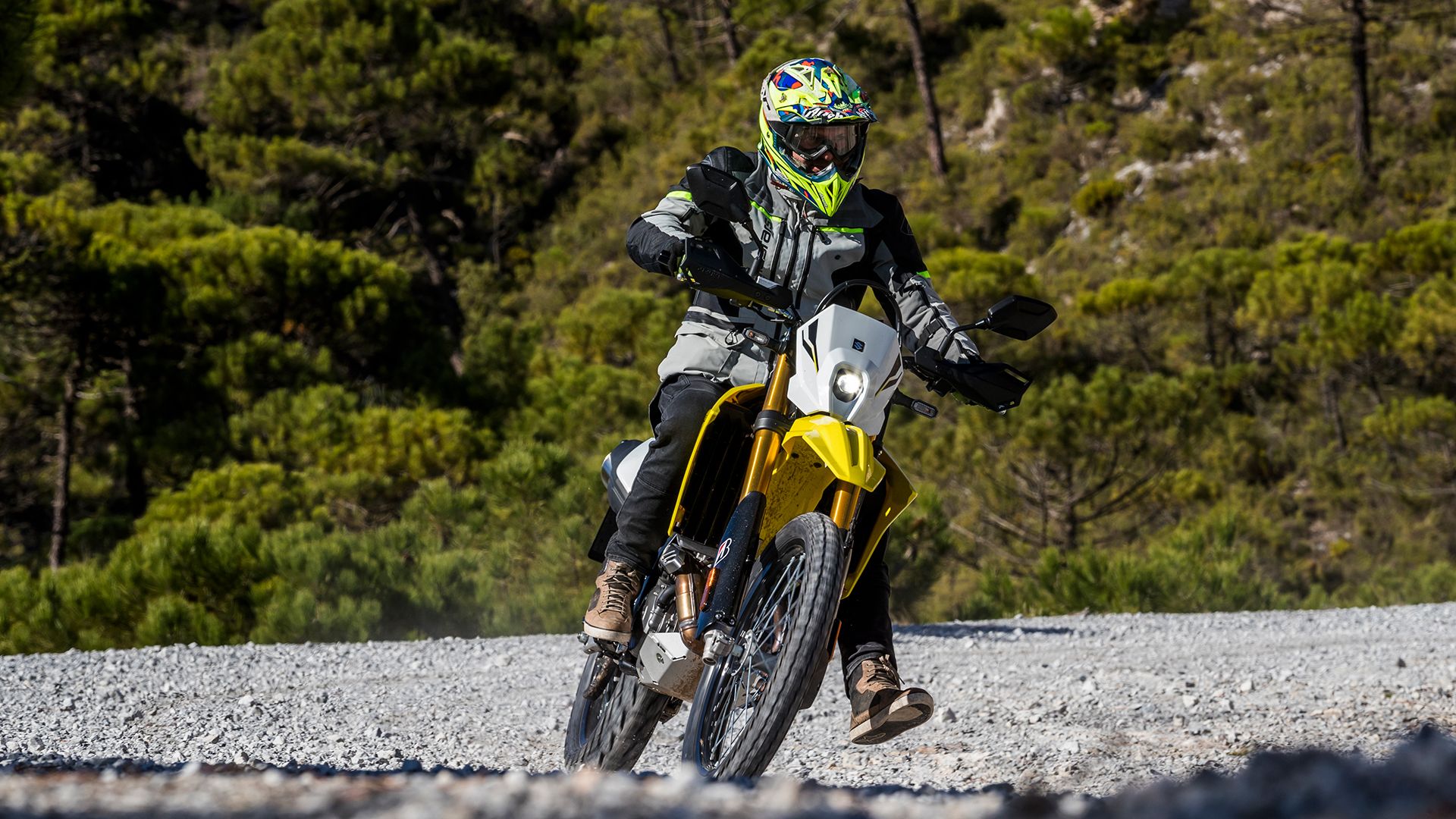 Suzuki DR 4ZS 2025 Acción