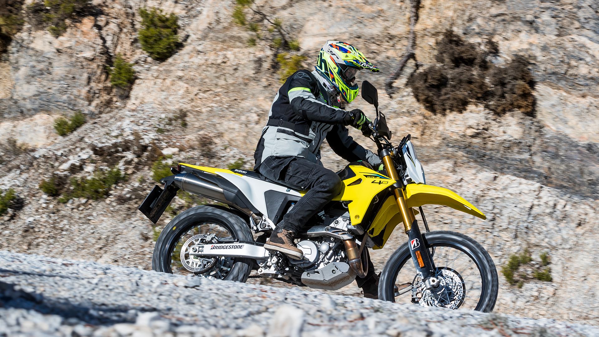 Suzuki DR 4ZS 2025 Acción