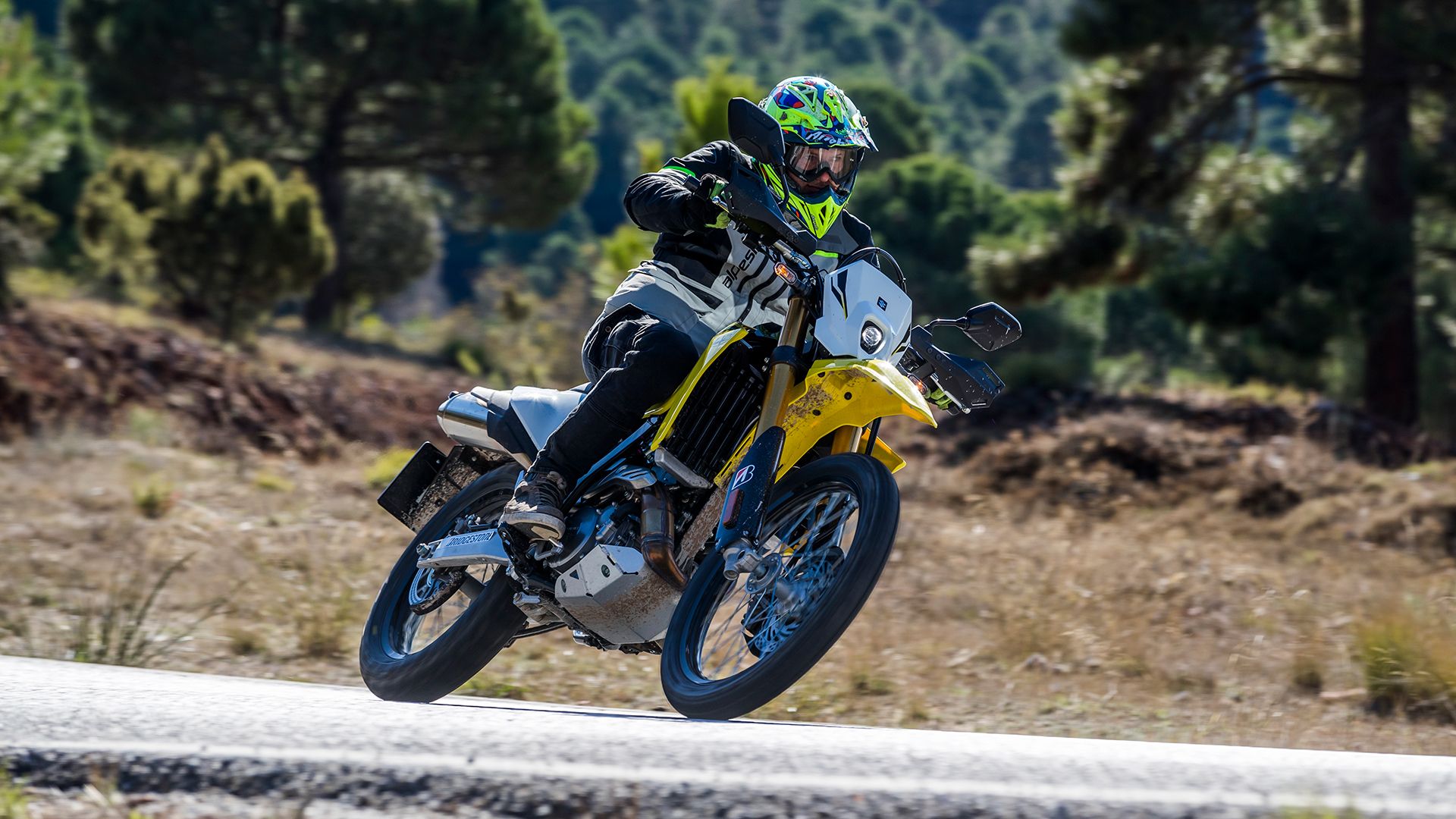 Suzuki DR 4ZS 2025 Acción