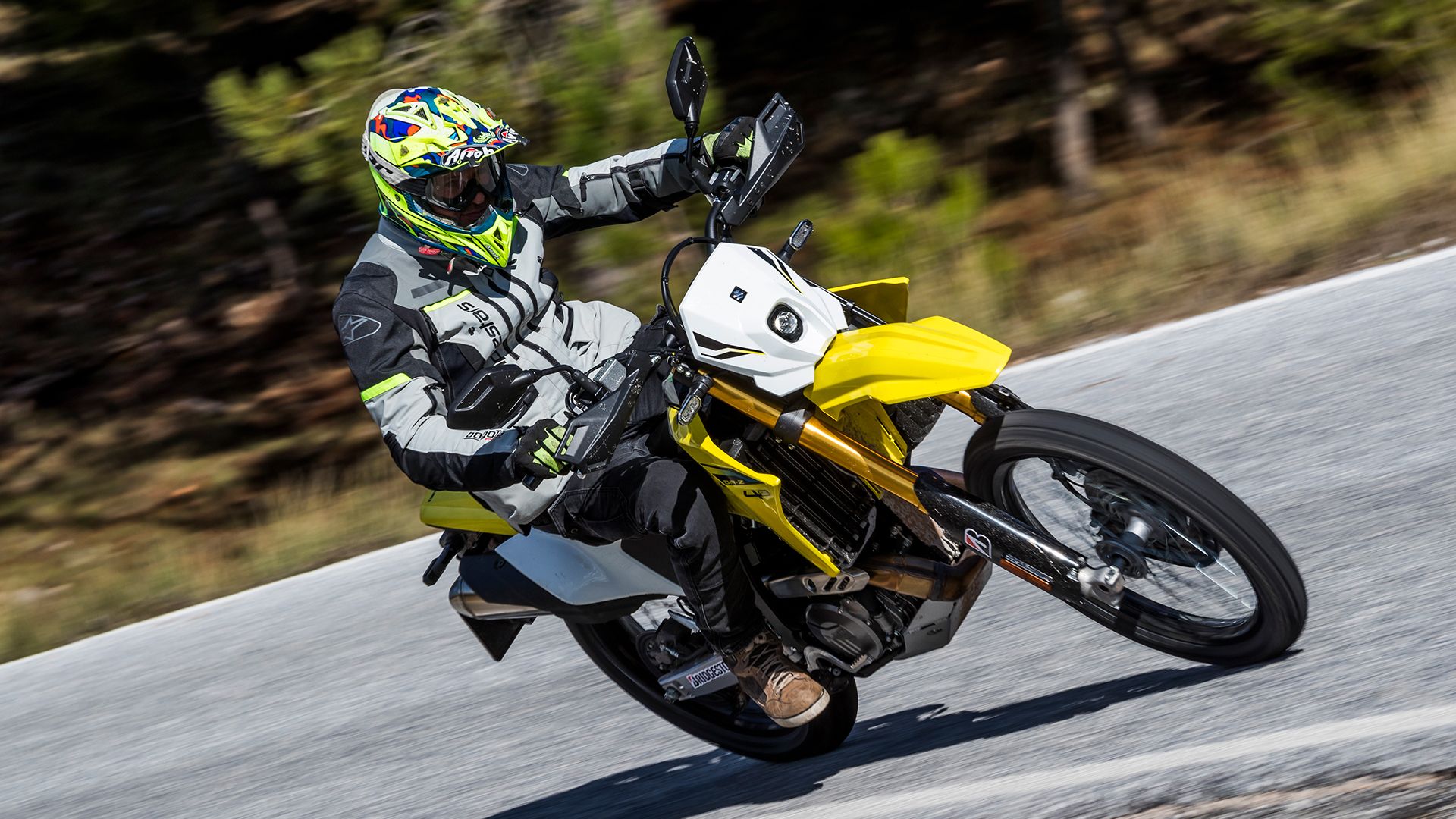 Suzuki DR 4ZS 2025 Acción