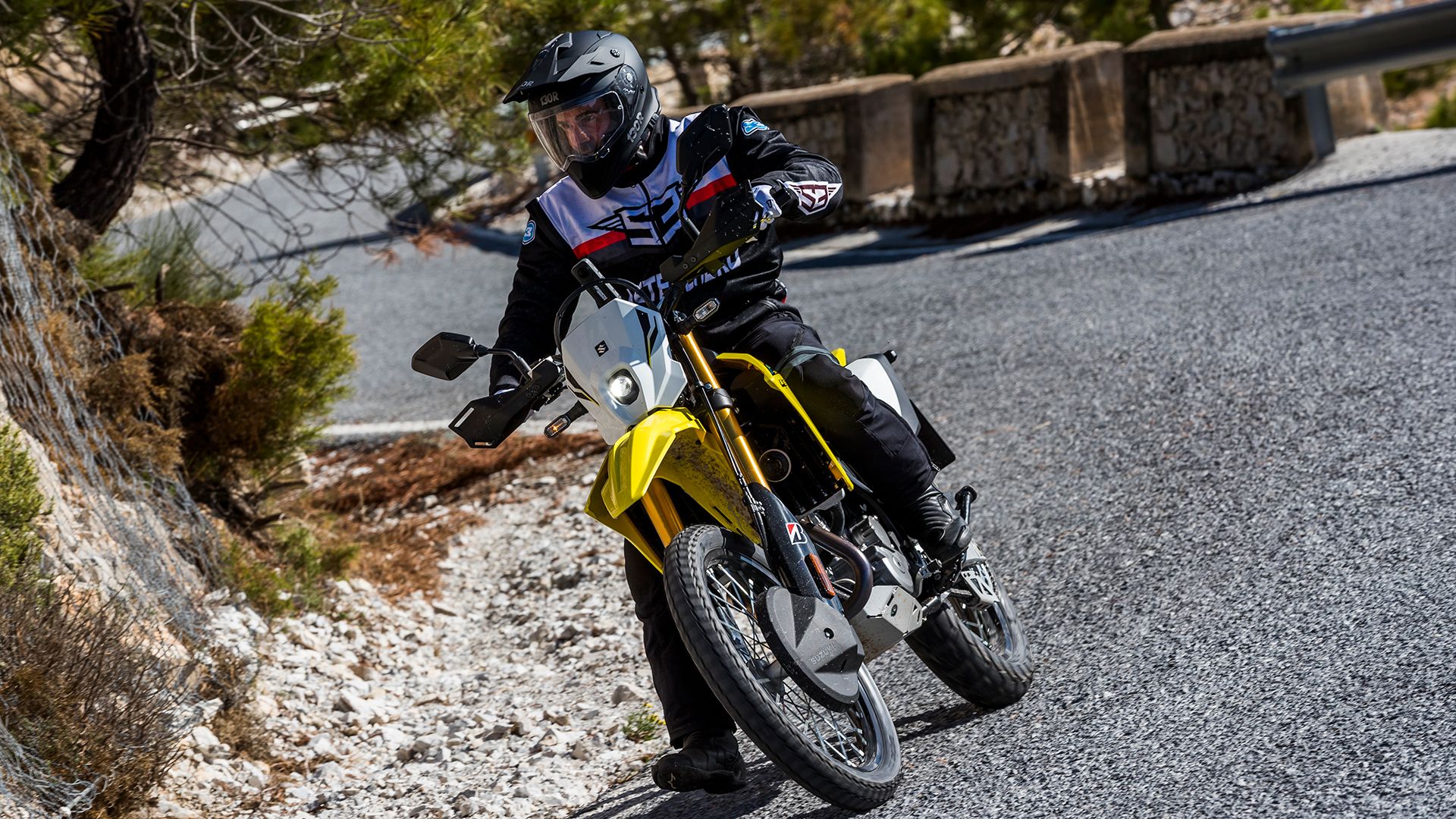 Suzuki DR 4ZS 2025 Acción