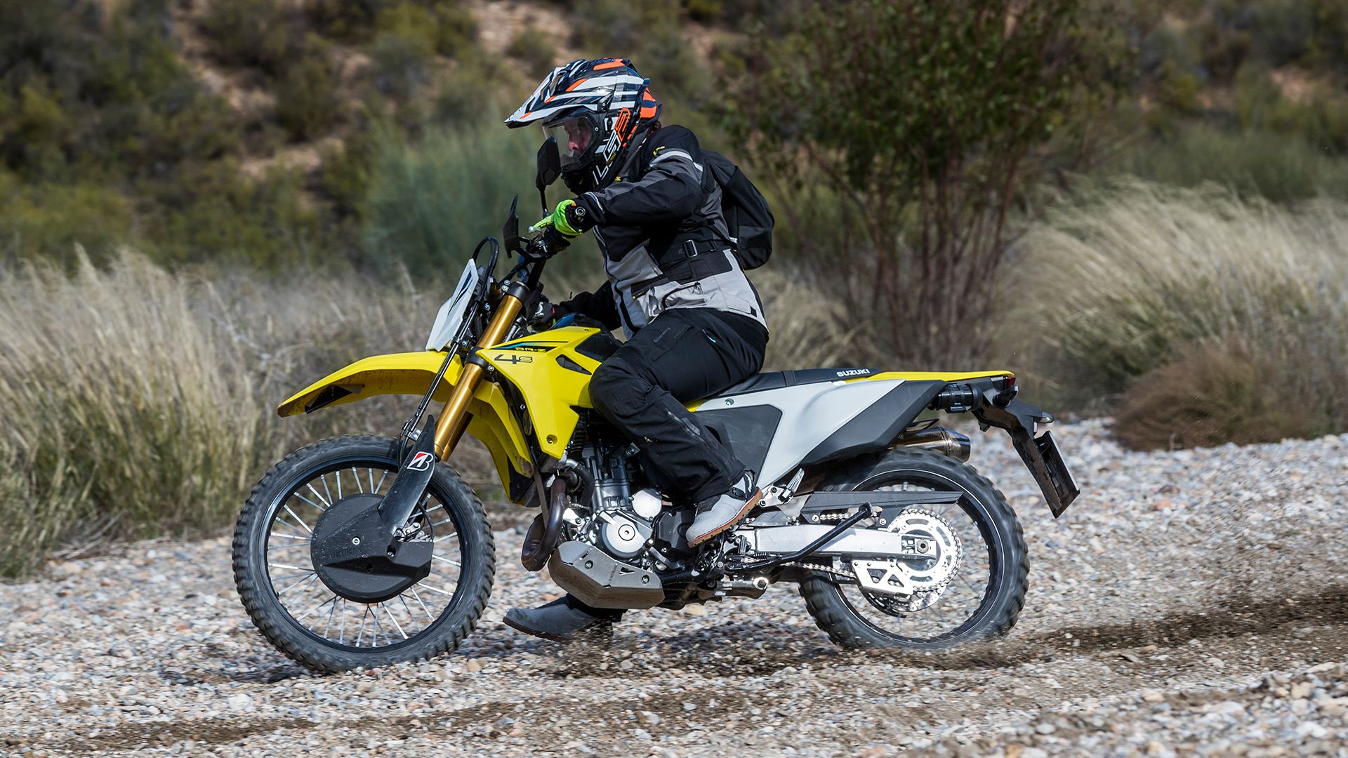 Suzuki DR 4ZS 2025 Acción