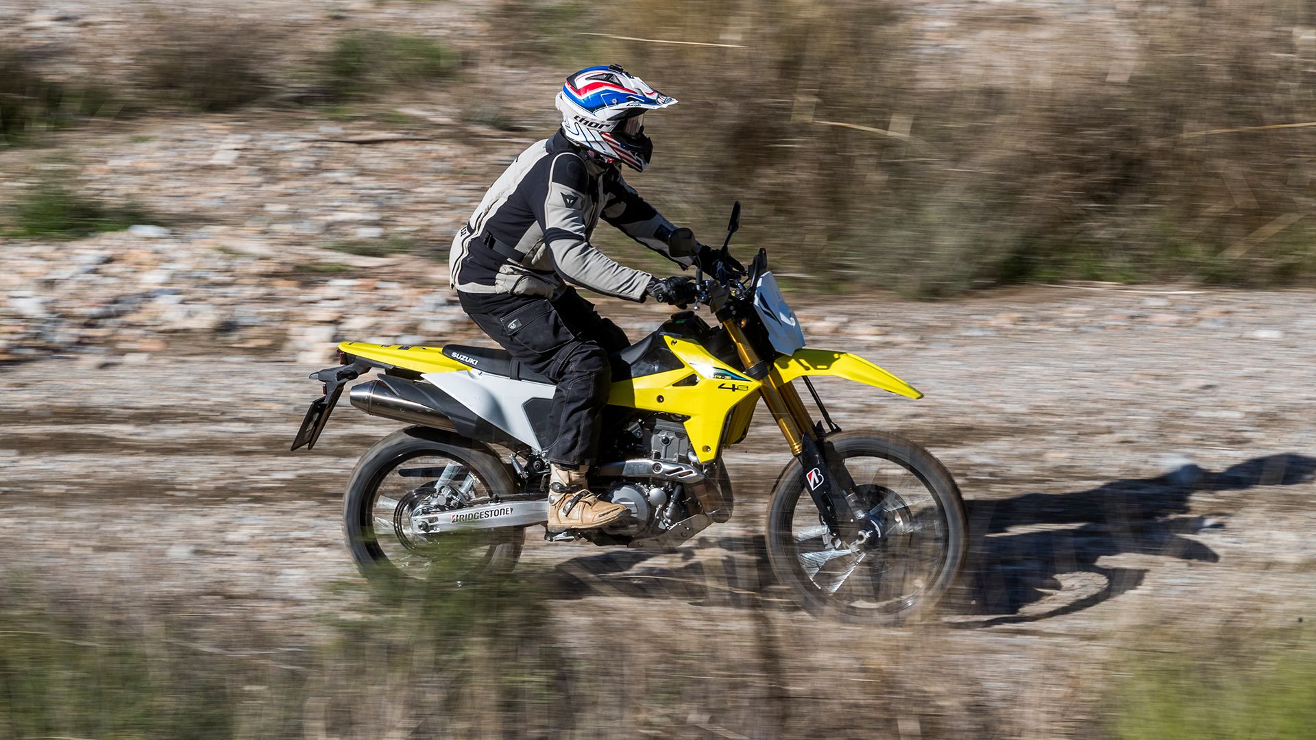 Suzuki DR 4ZS 2025 Acción