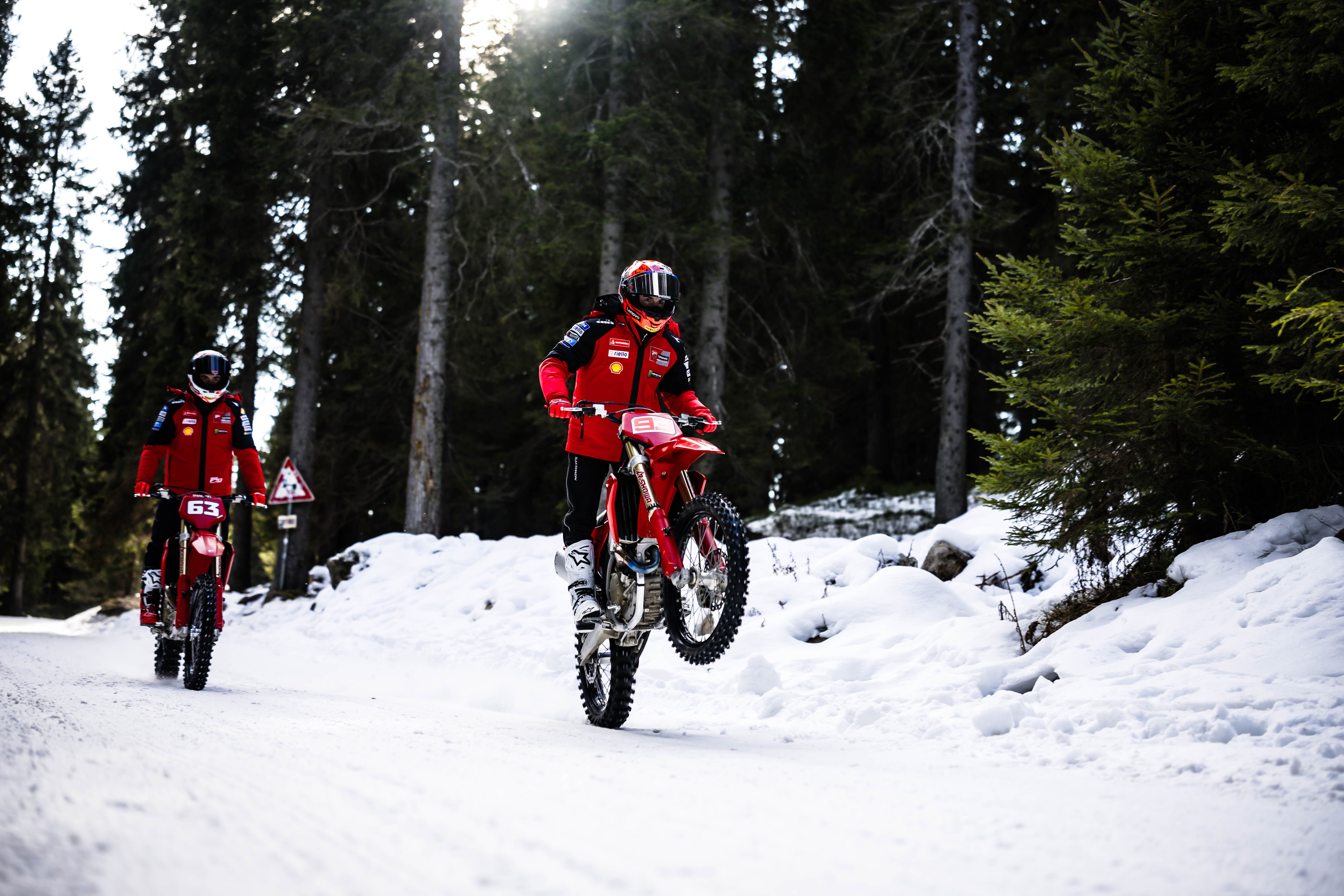  ¡Marc Márquez y Pecco Bagnania en la nieve! En moto y esquiando. Campioni in pista Ducati 2026.
